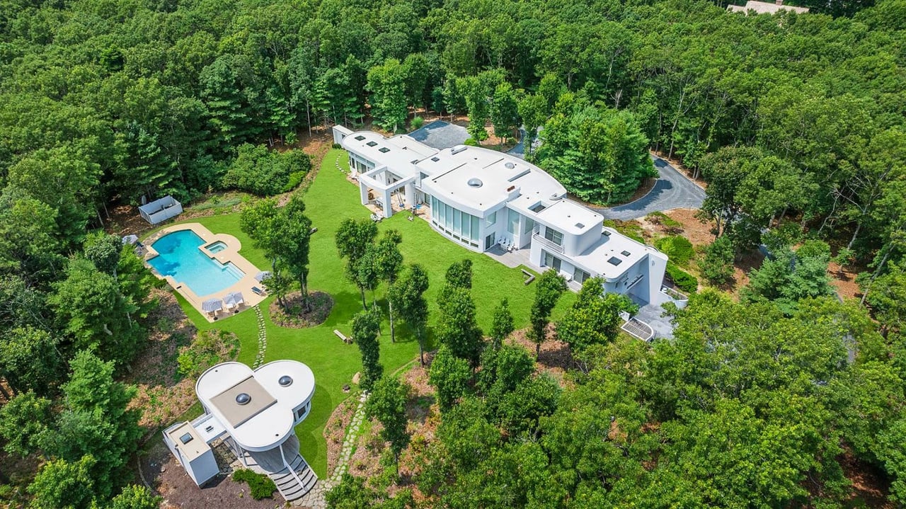 A Breathtaking Contemporary Sanctuary on 7 Acres, With Tennis