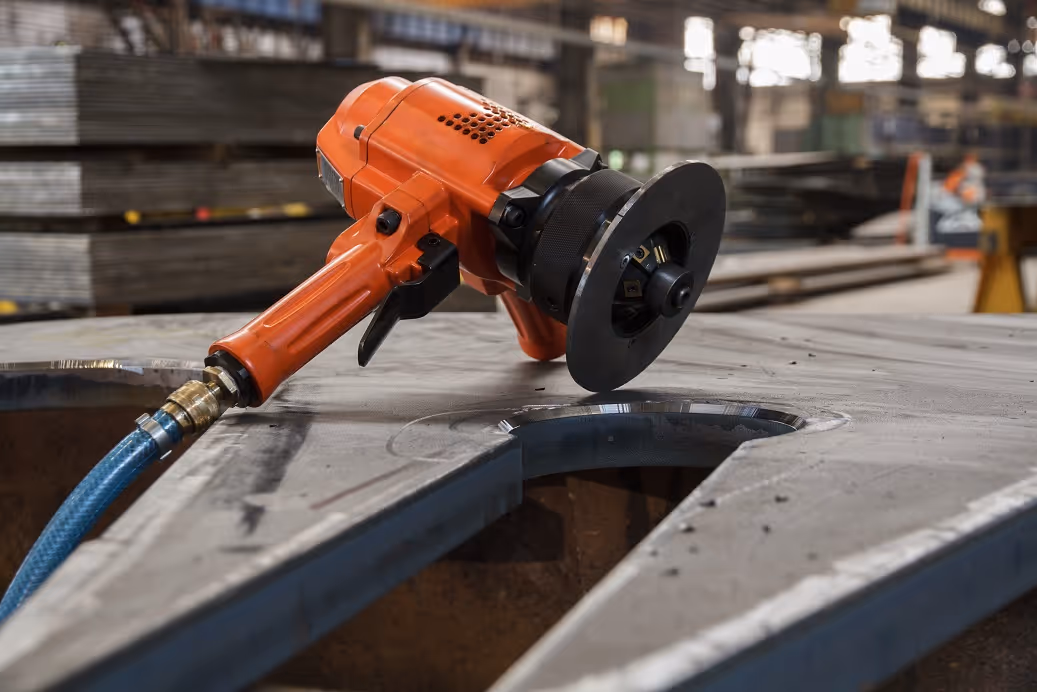 Beveler machine at work