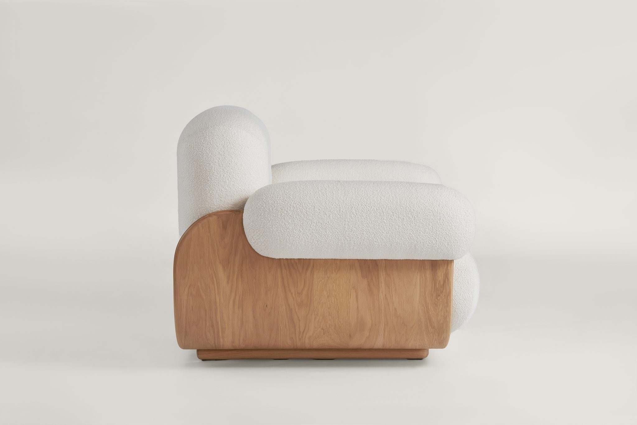 Cannoli lounge chair in oak and boucle by Arbore