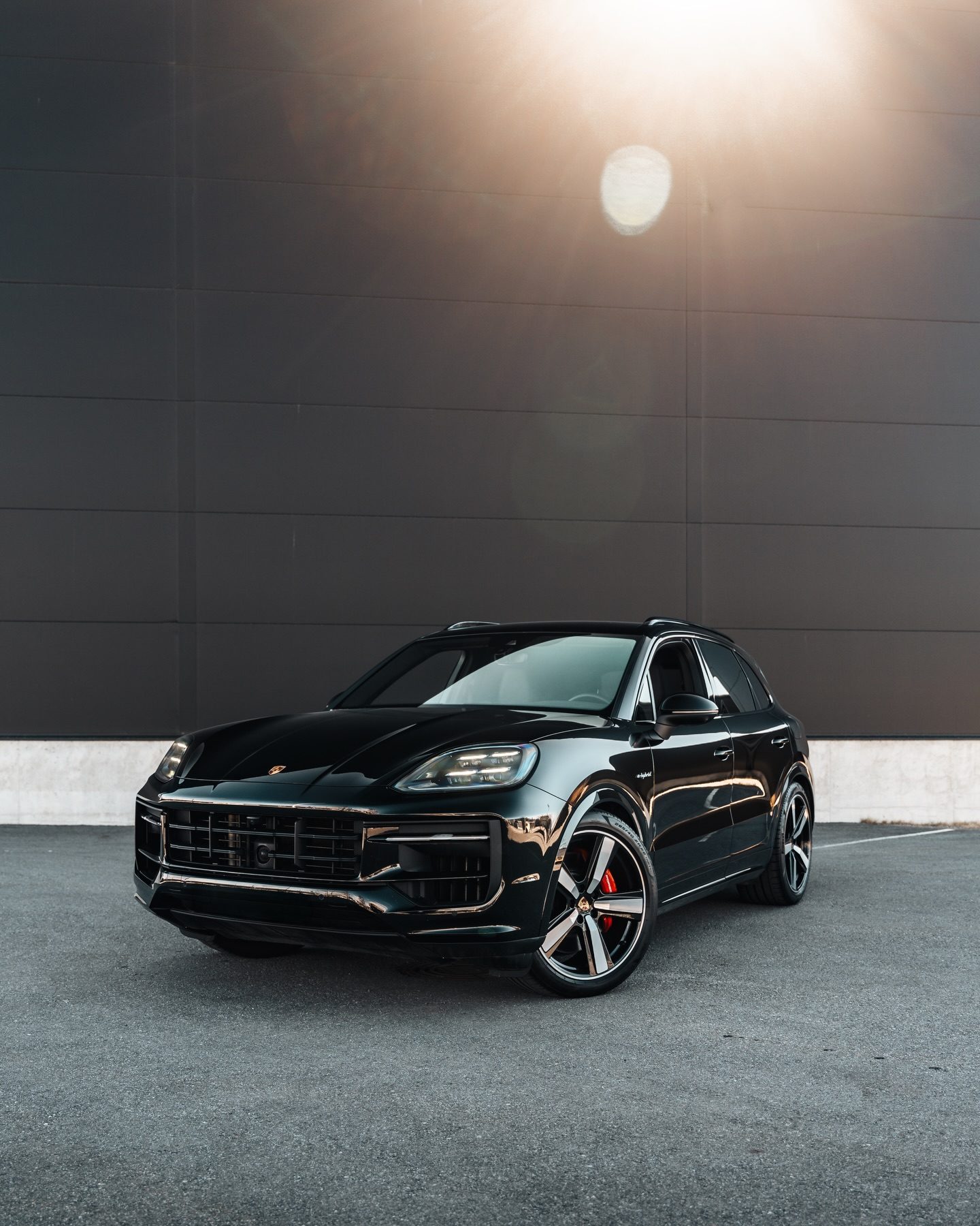 Musta Porsche Cayenne S Prestige Car Centerin pihalla
