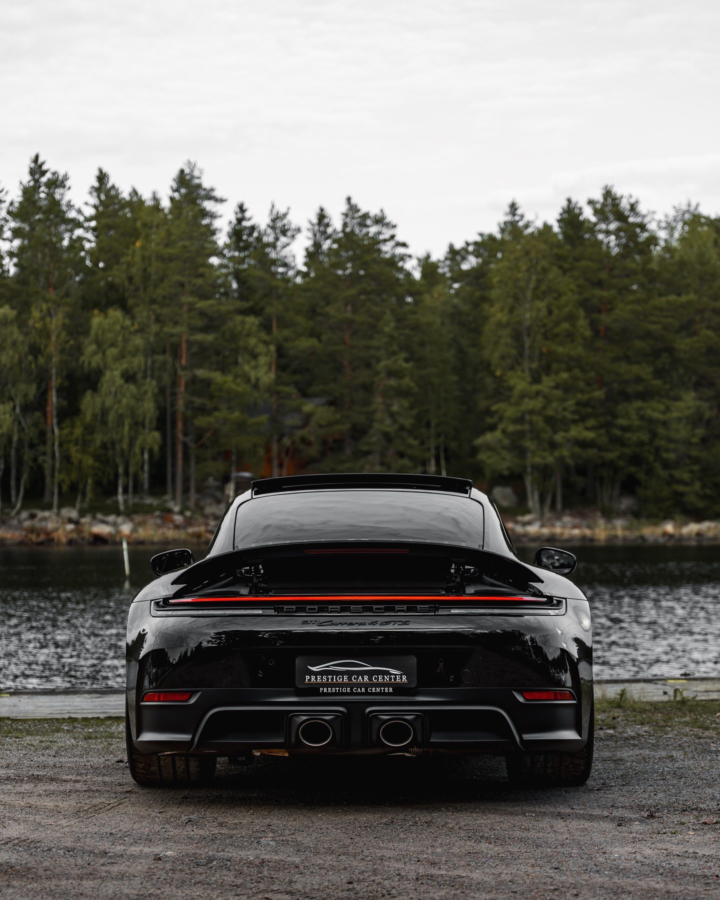 Musta Porsche 911 meren rannalla