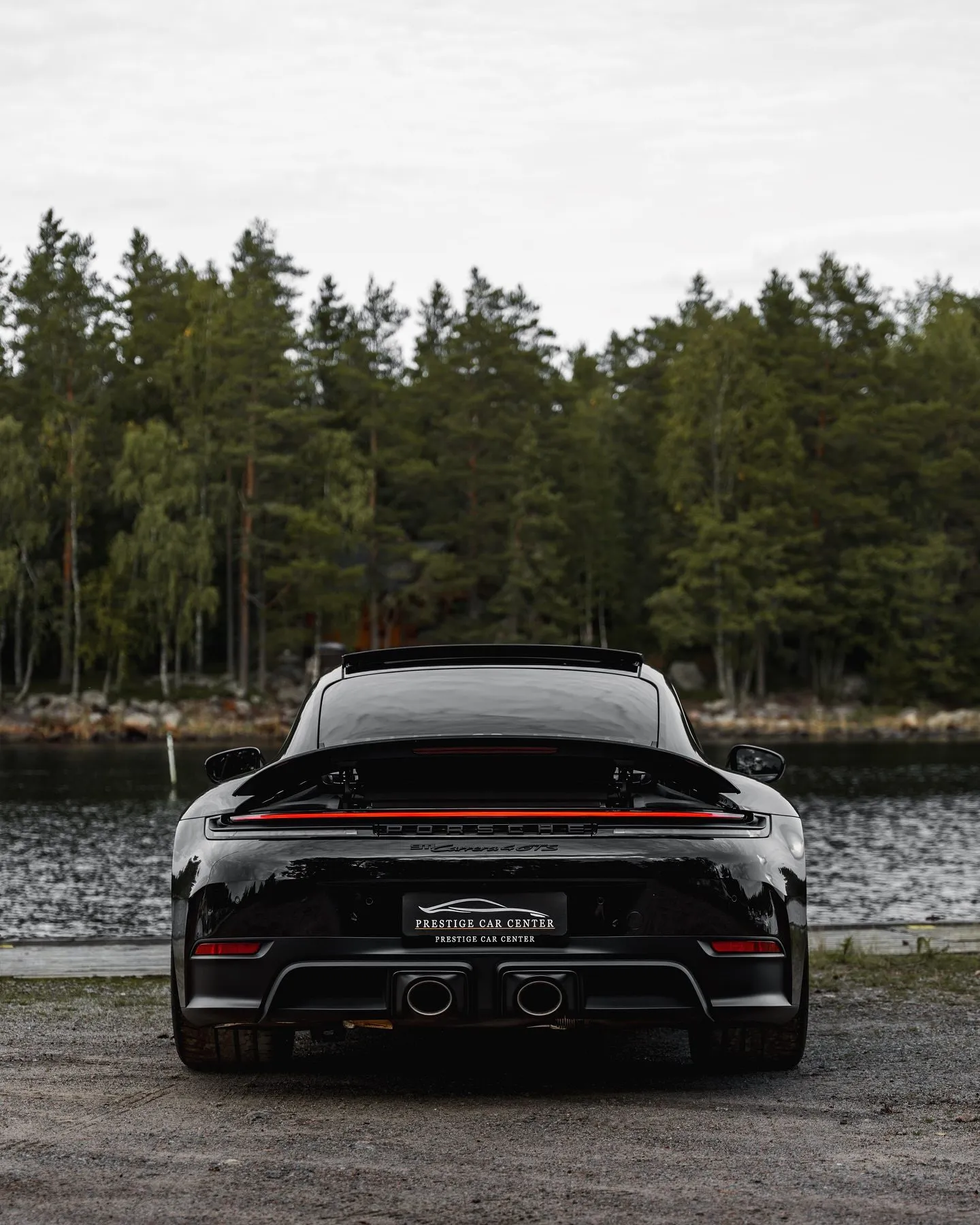 Svart Porsche 911 vid havet