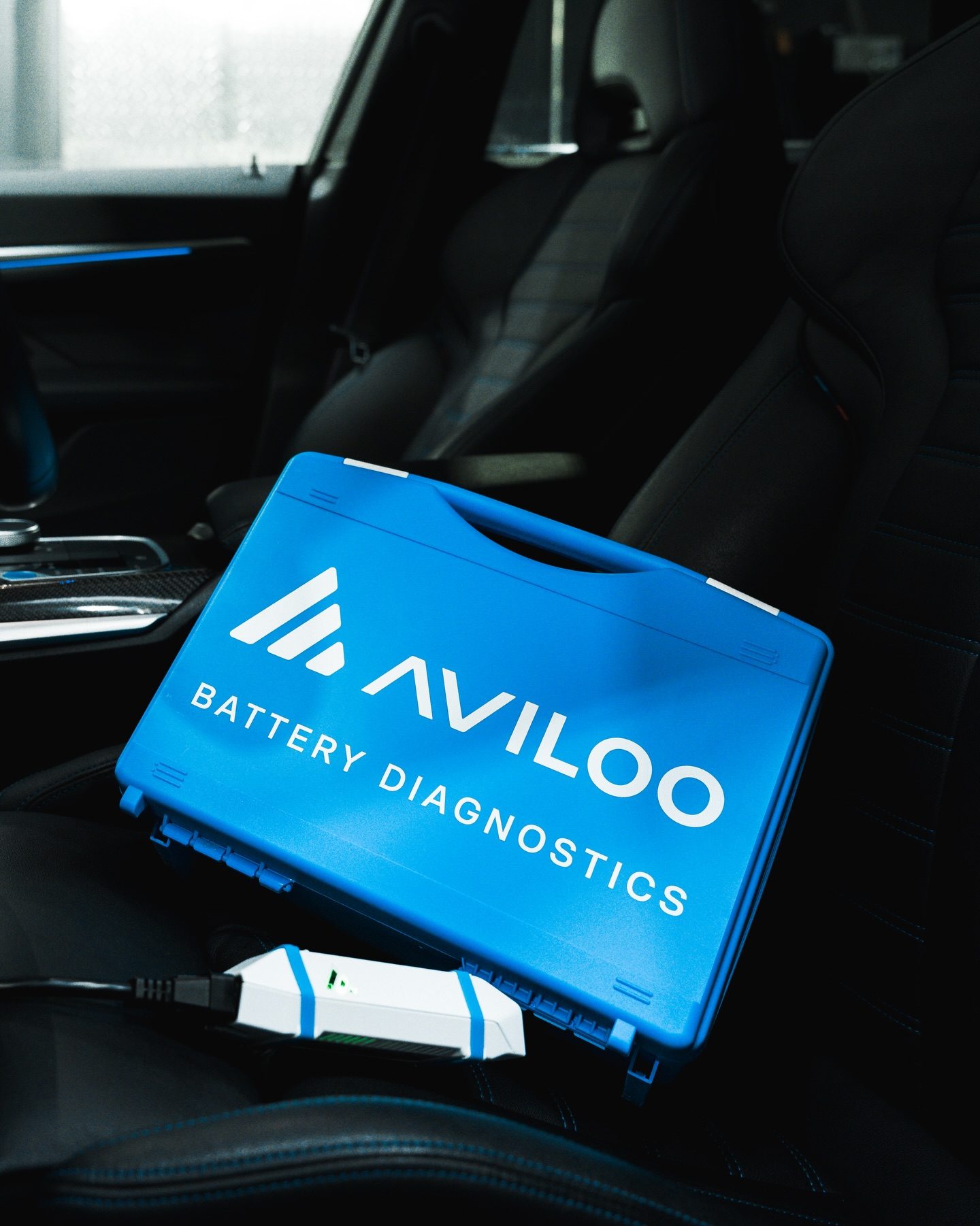 AVILOO-akkutestilaite auton sisällä