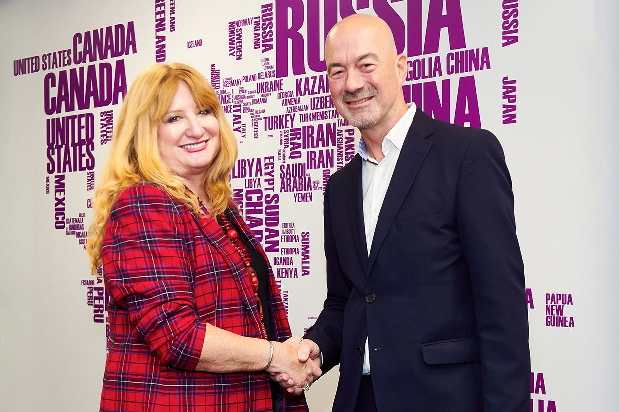Twin Group and eTraining CEO Caroline Fox and Tim Rowe shaking hands as they join forces  to deliver apprenticeship training.