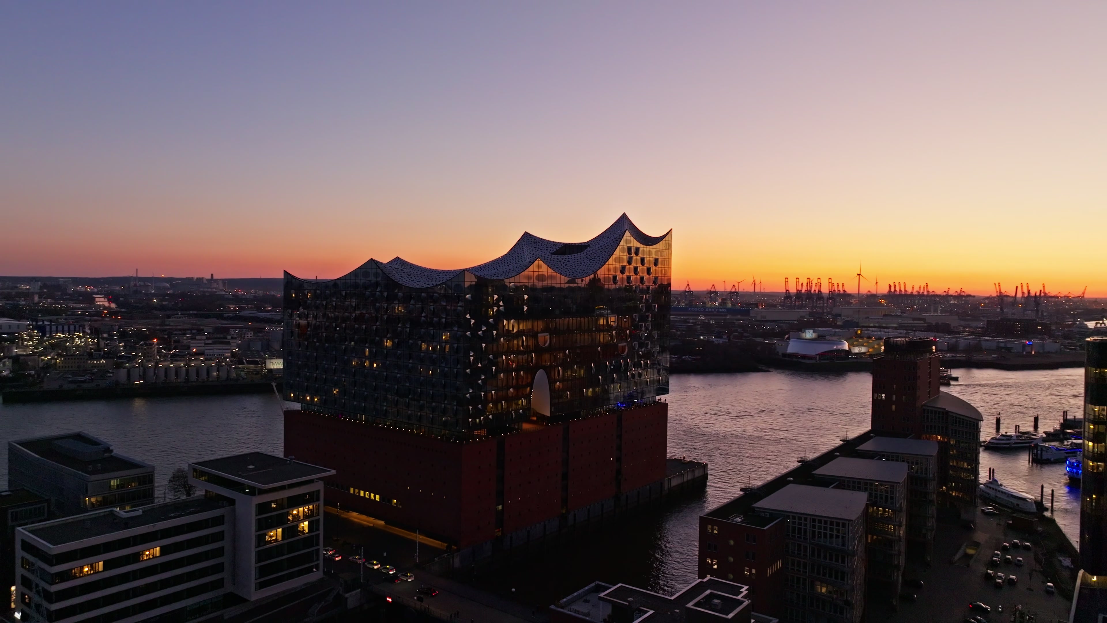 Hamburger Hafen mit Elbphilharmonie in der Abenddämmerung