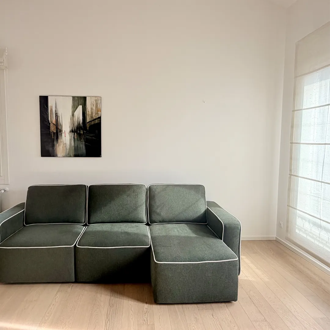 Wohnbereich im Loft-Apartment von Carine Hayoz in Venedig mit Sofa und eigener Malerei an der Wand