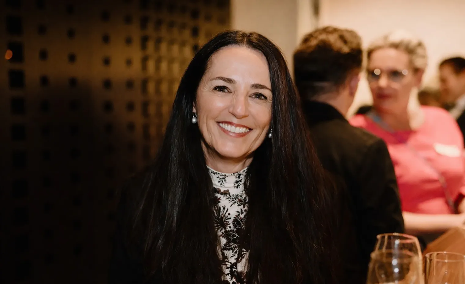 Architektin Carine Hayoz in einem modernen Bürointerieur mit Glaswänden, offenen Begegnungszonen und integrierter Begrünung