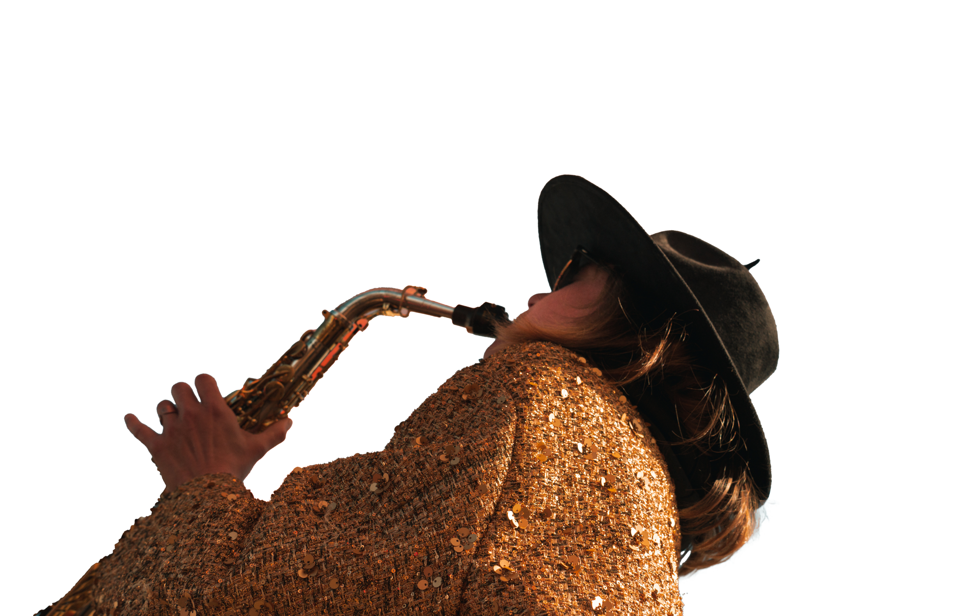 Une personne en chapeau noir et veste pailletée dorée joue du saxophone sur fond de ciel bleu avec des nuages orange vif.