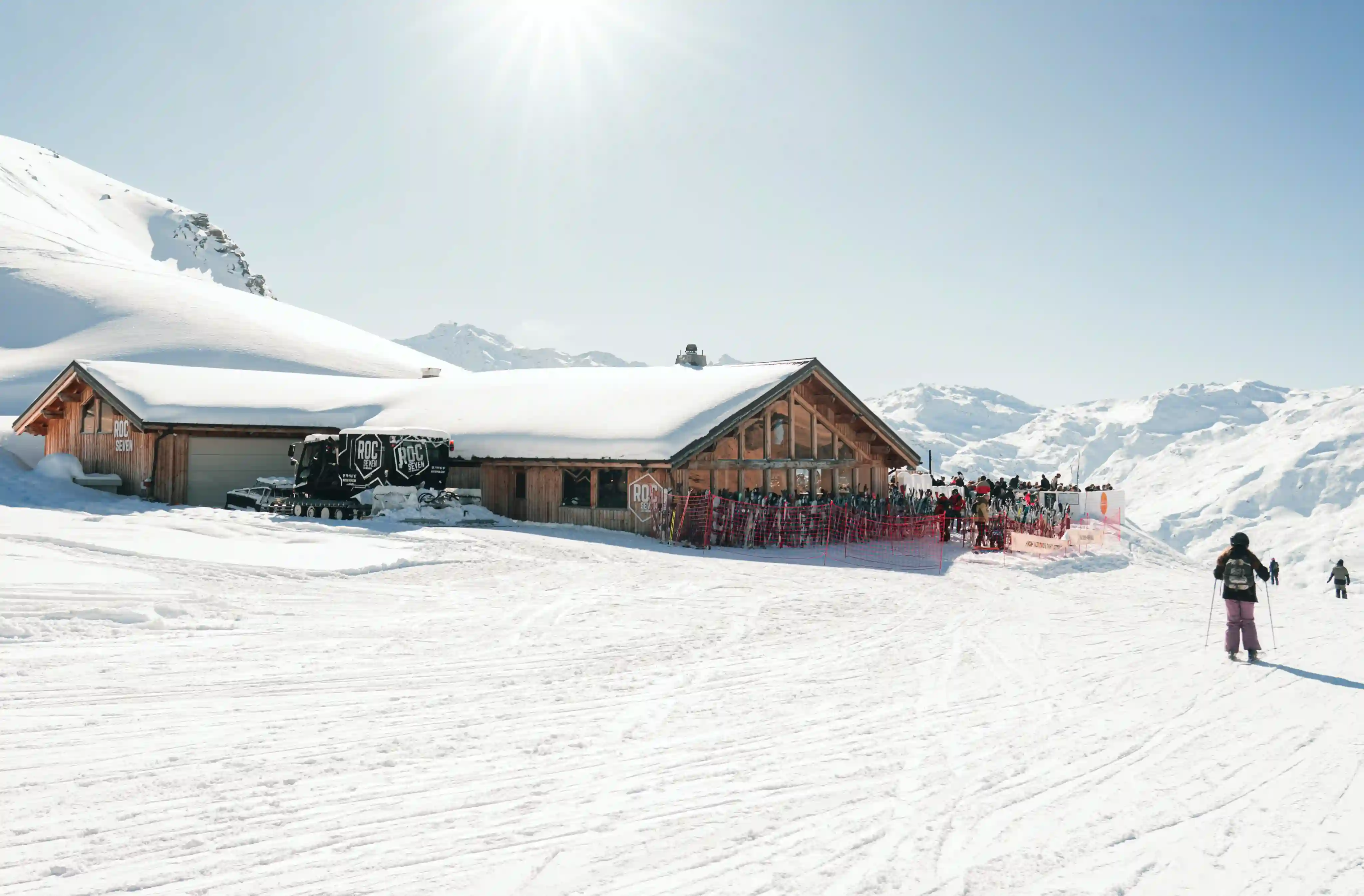 Terrasse du restaurant face aux pistes avec skieurs, °F7 Courchevel
