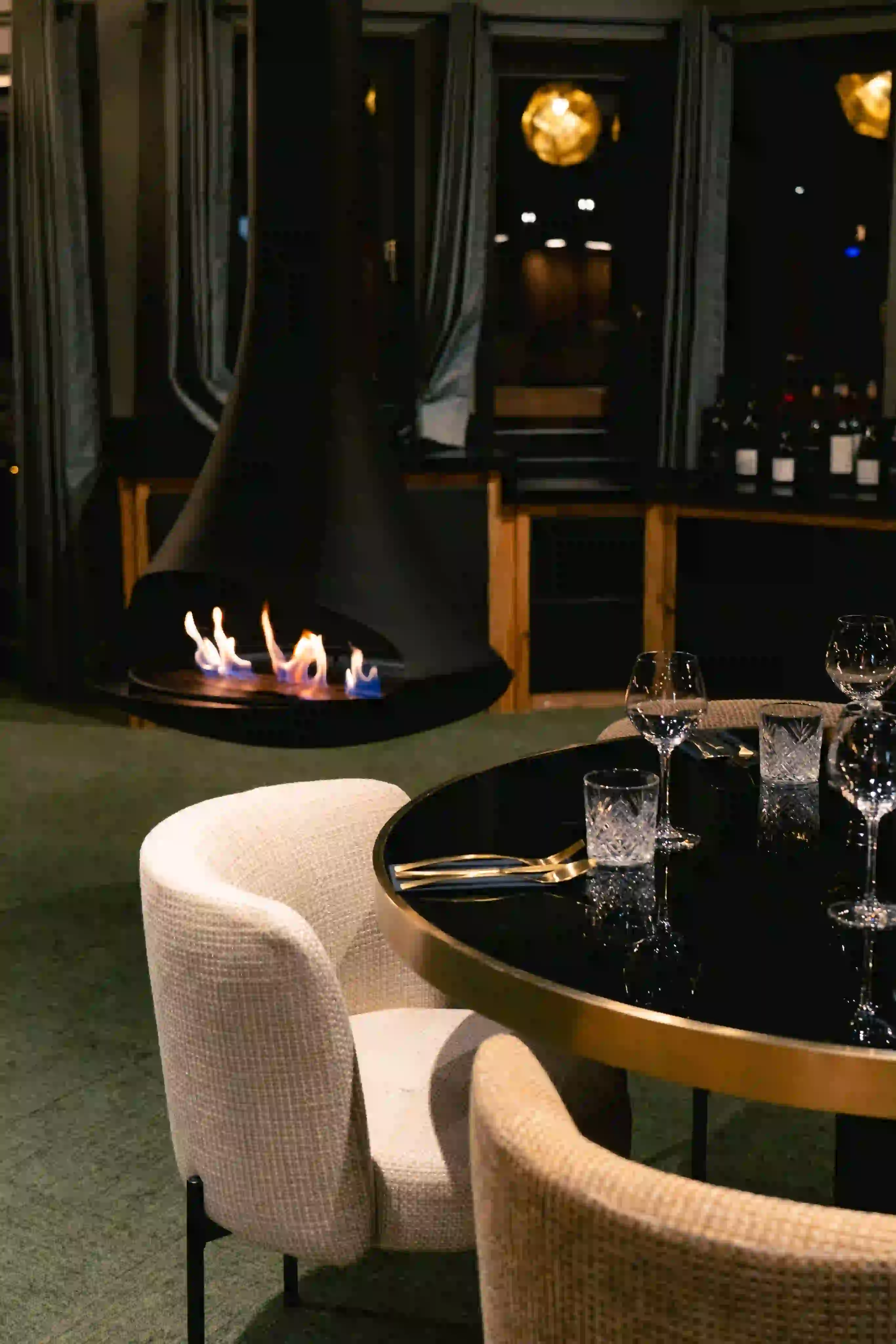 Cheminée suspendue dans le salon-restaurant, °F7 Courchevel