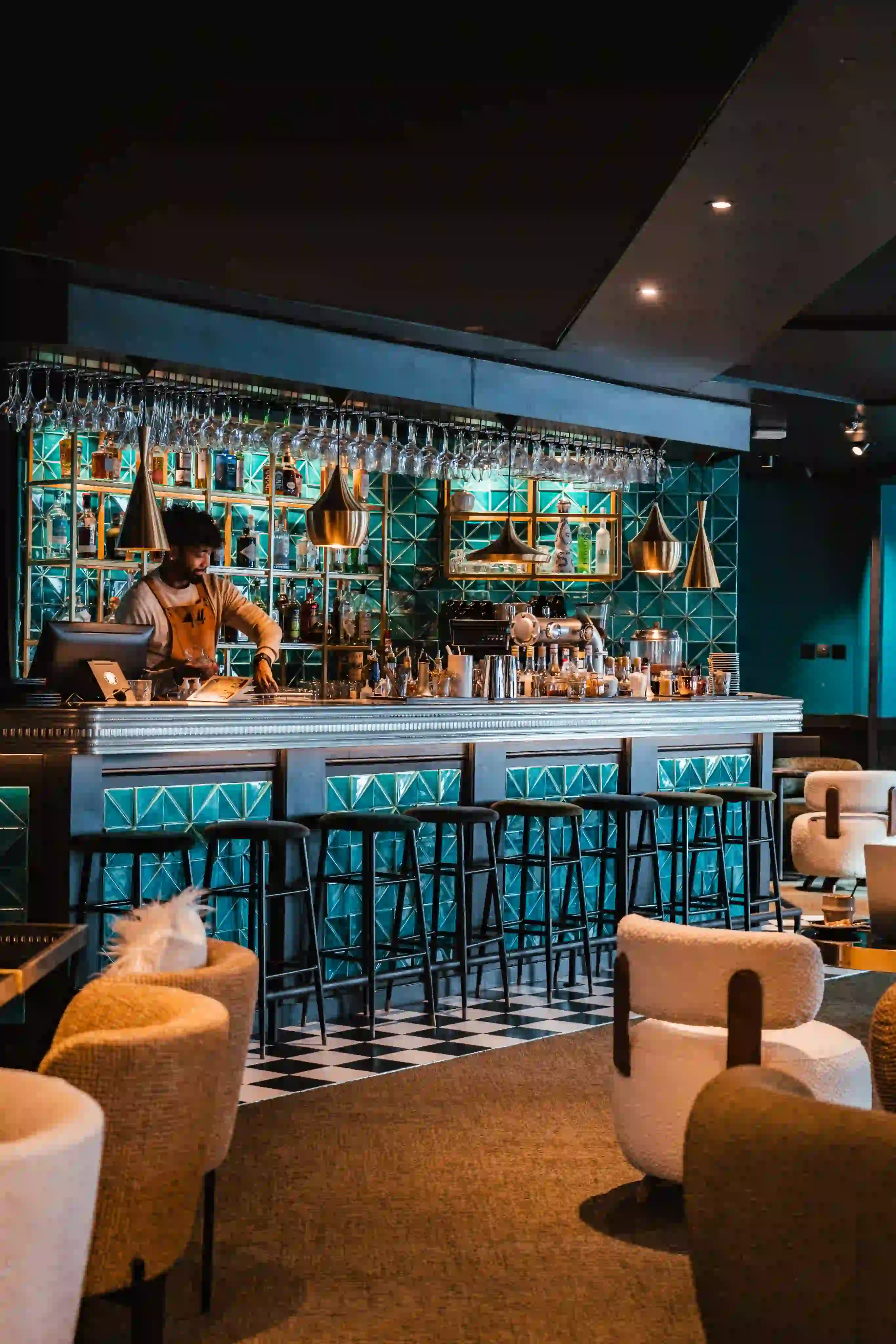 Canapé vert dans un coin salon de suite, °F7 Courchevel
