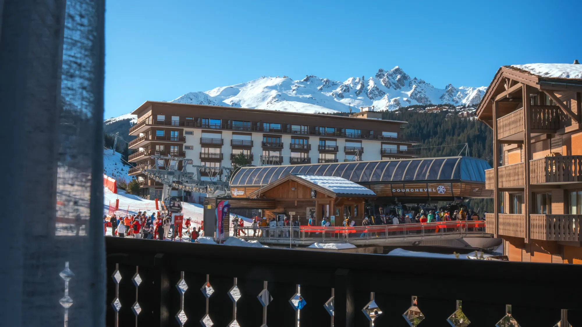 Vue sur le village de montagne et la télécabine, °F7 Courchevel