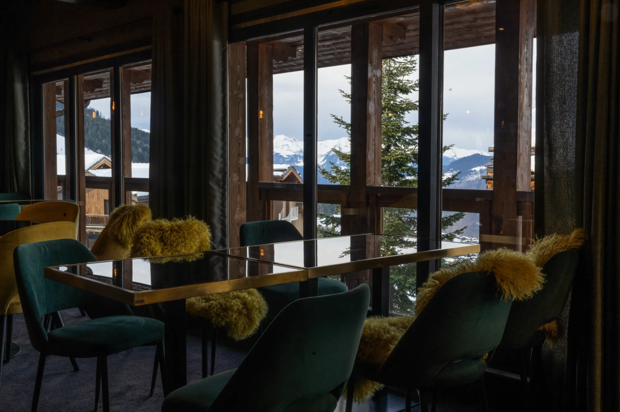 Chaises en peau de mouton avec vue sur la montagne, restaurant °F7 Courchevel
