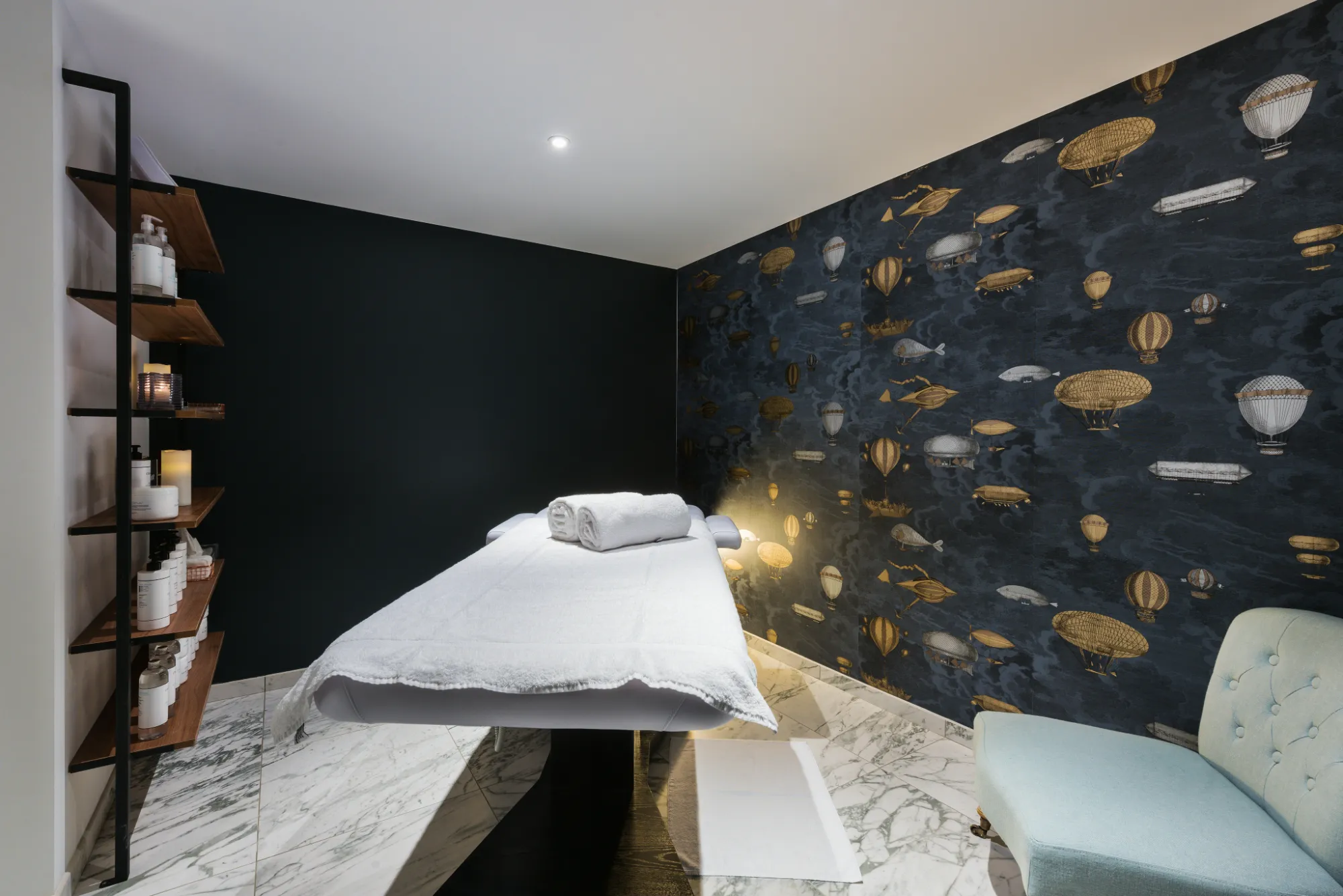 Salle de soin avec papier peint ballons, espace Relax °F7 Courchevel