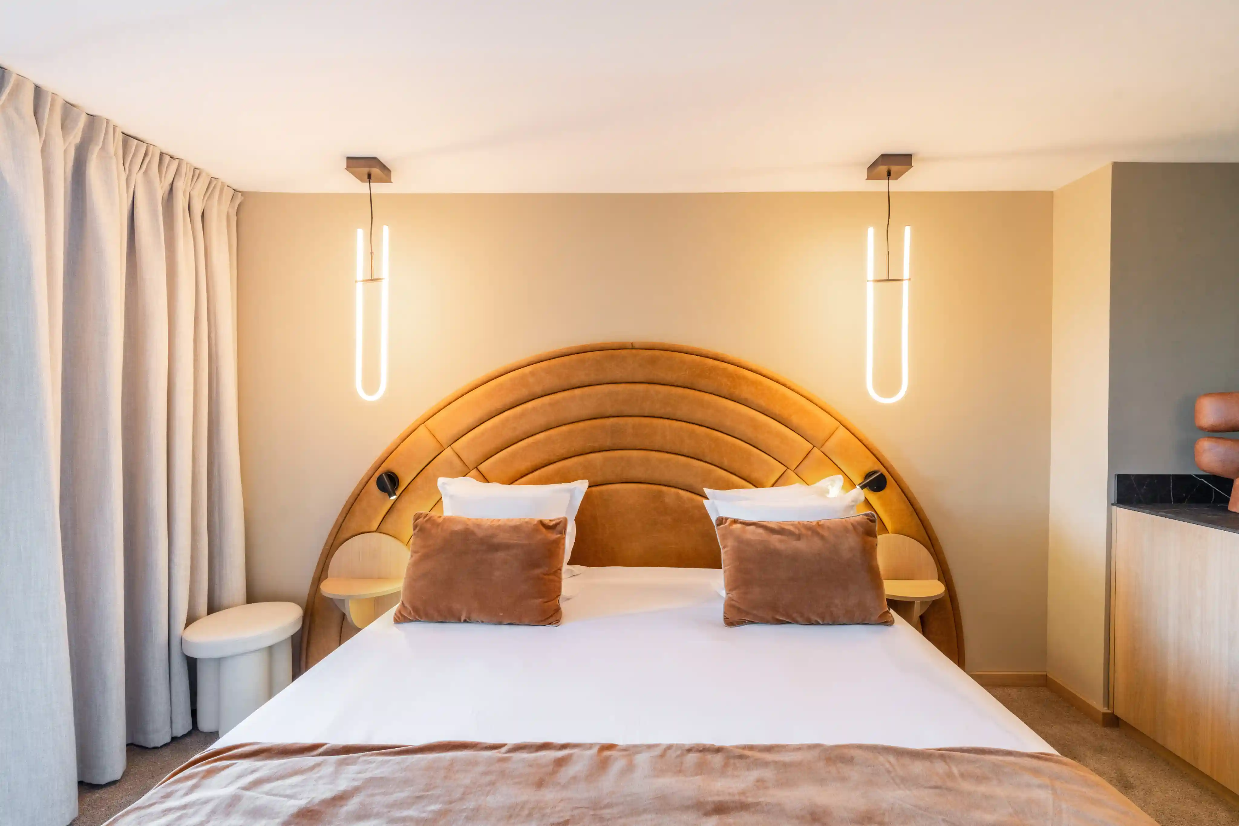 Tête de lit en cuir incurvée dans une suite, °F7 Courchevel