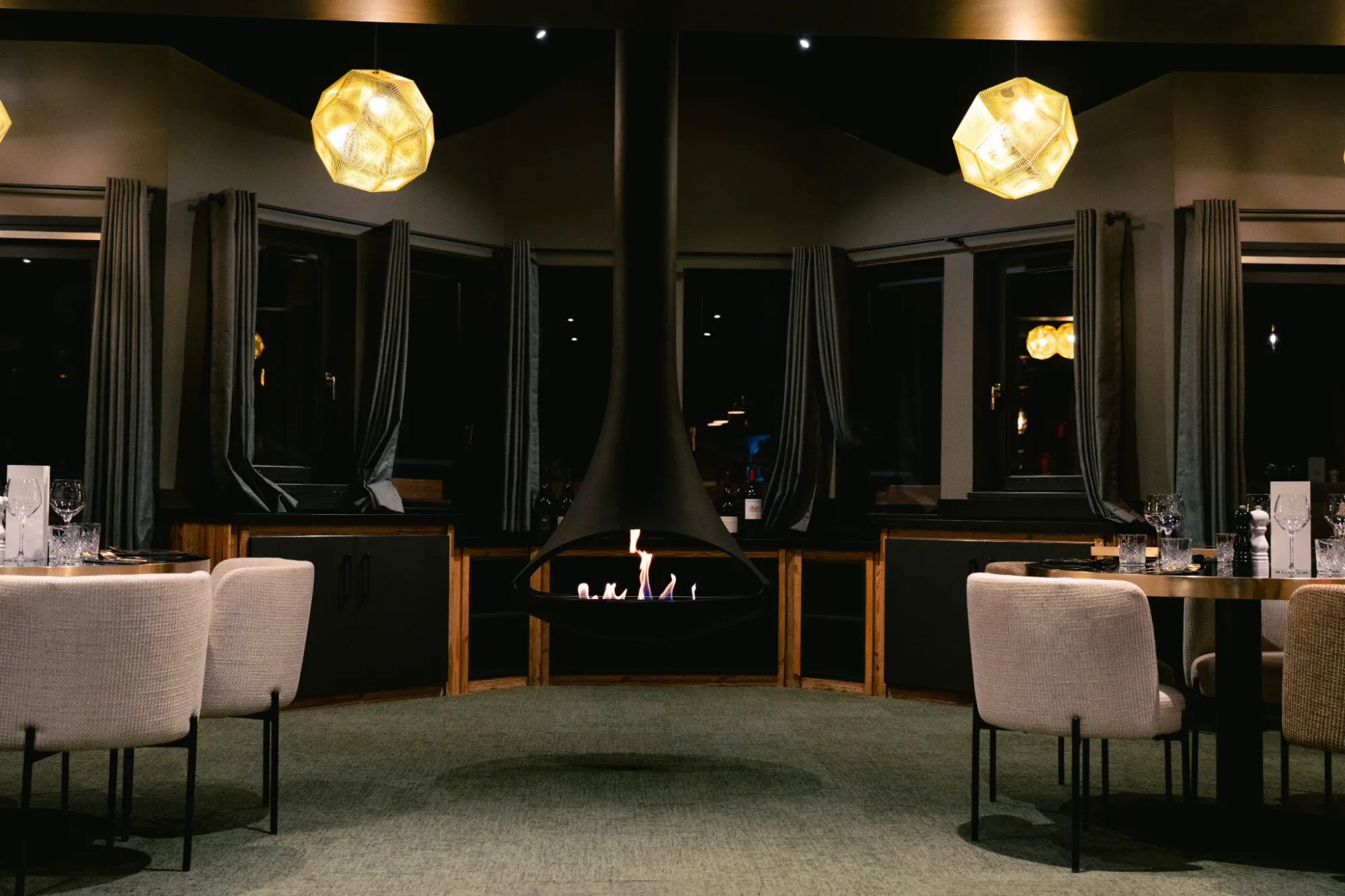 Salle à manger du restaurant avec cheminée suspendue, °F7 Courchevel