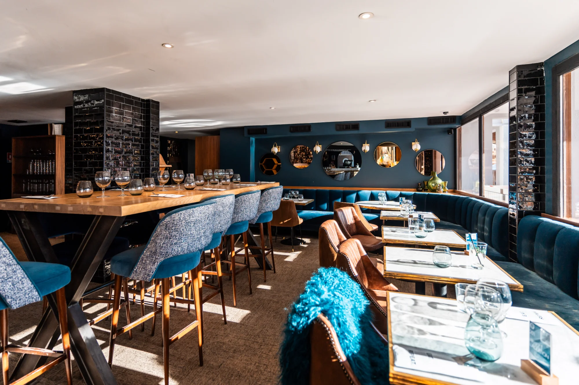Banquette de bar en velours bleu, restaurant °F7 Courchevel