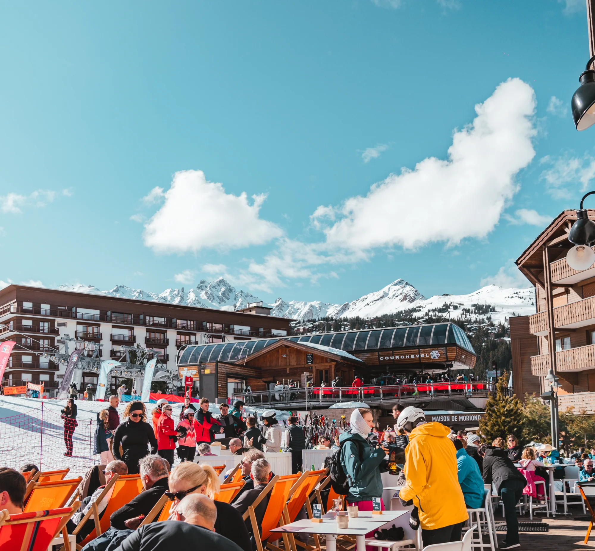 Transats orange sur la terrasse face aux pistes, °F7 Courchevel