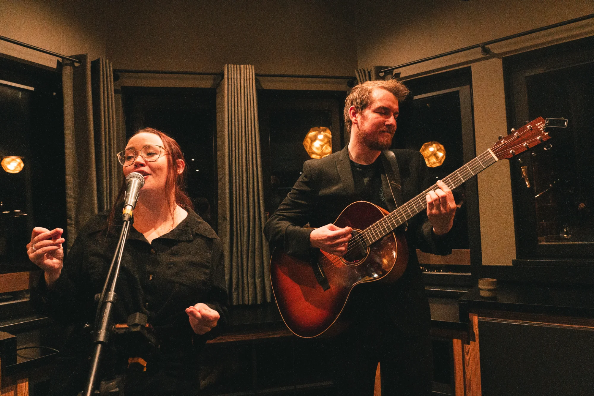 Duo de musiciens en concert au restaurant, °F7 Courchevel