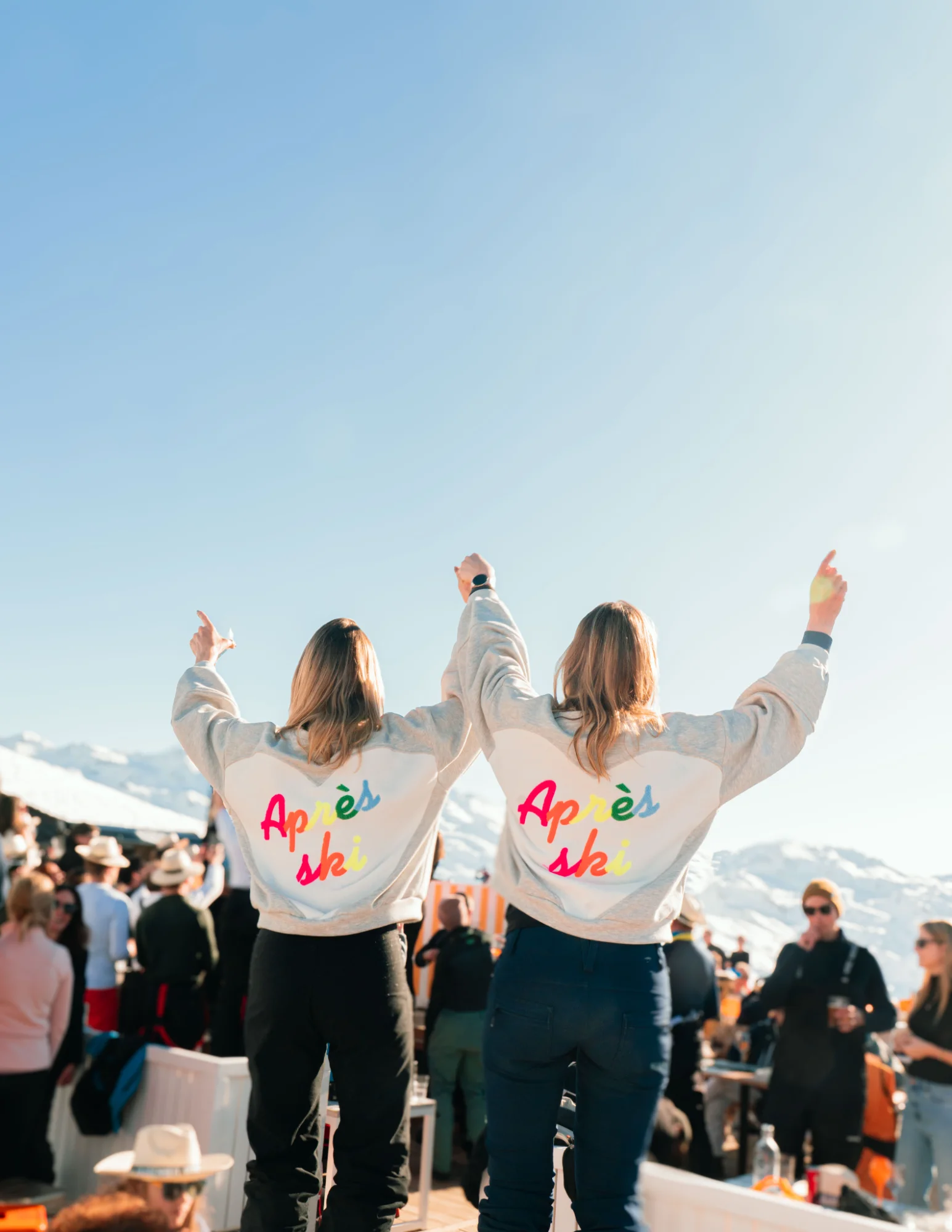 Amis en sweat après-ski à la montagne, °F7 Courchevel