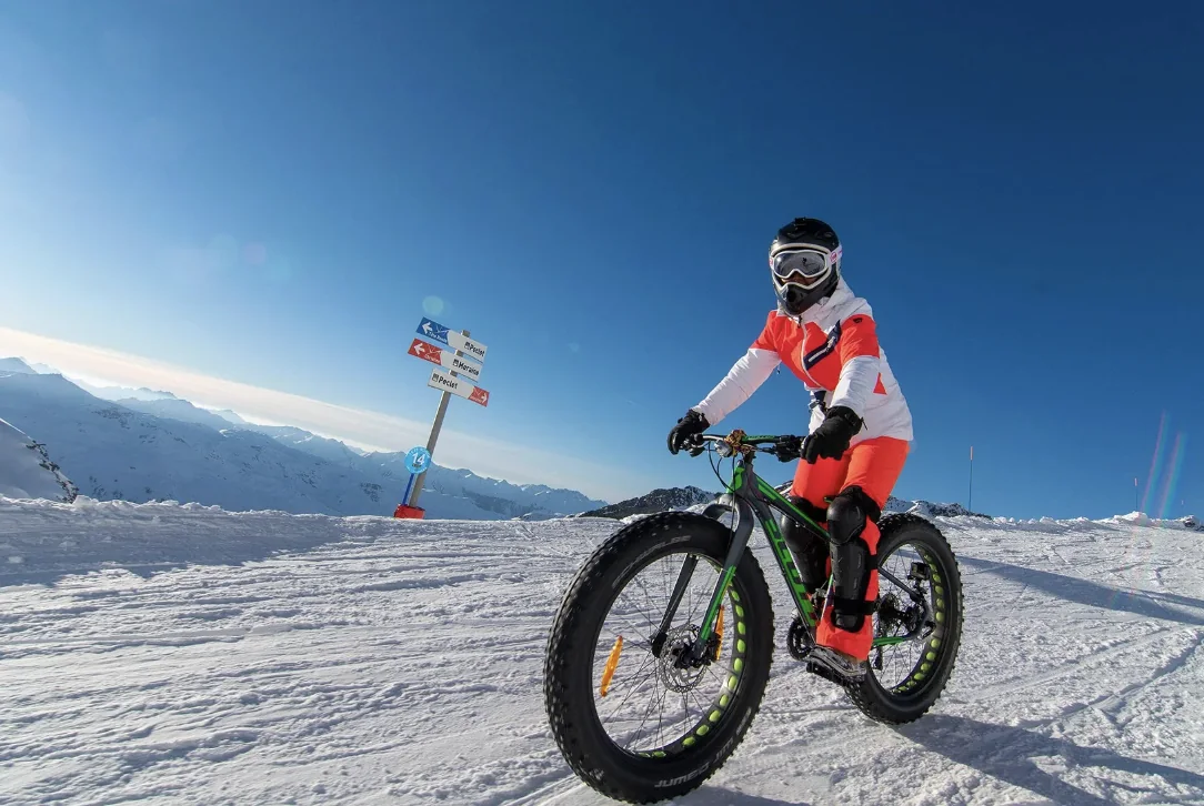 Balade en fat bike dans la neige à la montagne, °F7 Courchevel