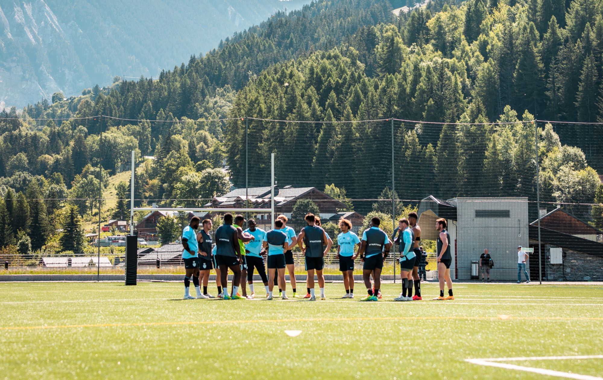 Entraînement d'une équipe de rugby sur un terrain en montagne, °F7 Courchevel