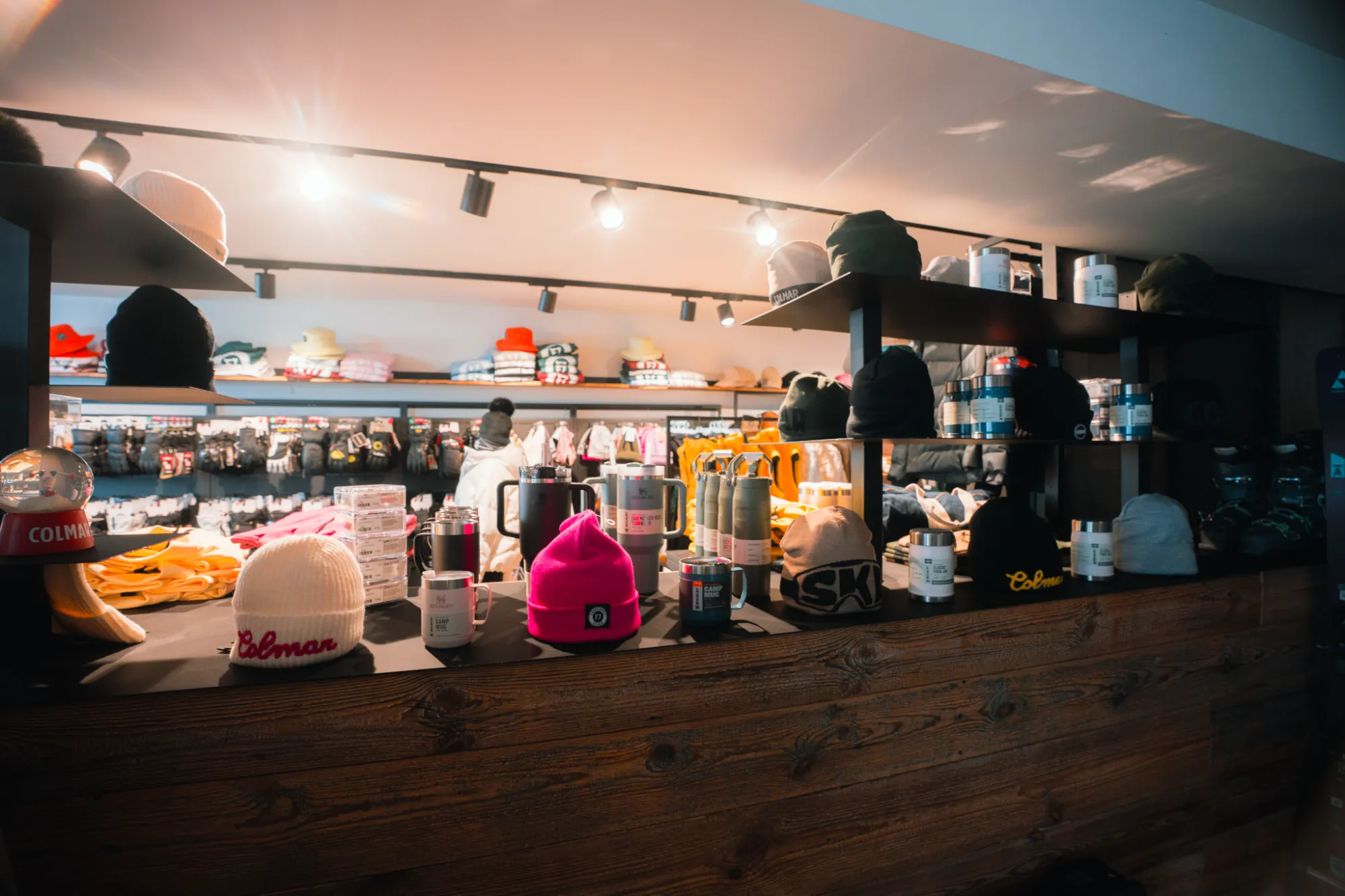 Comptoir avec bonnets et accessoires, Ski Boutique °F7 Courchevel
