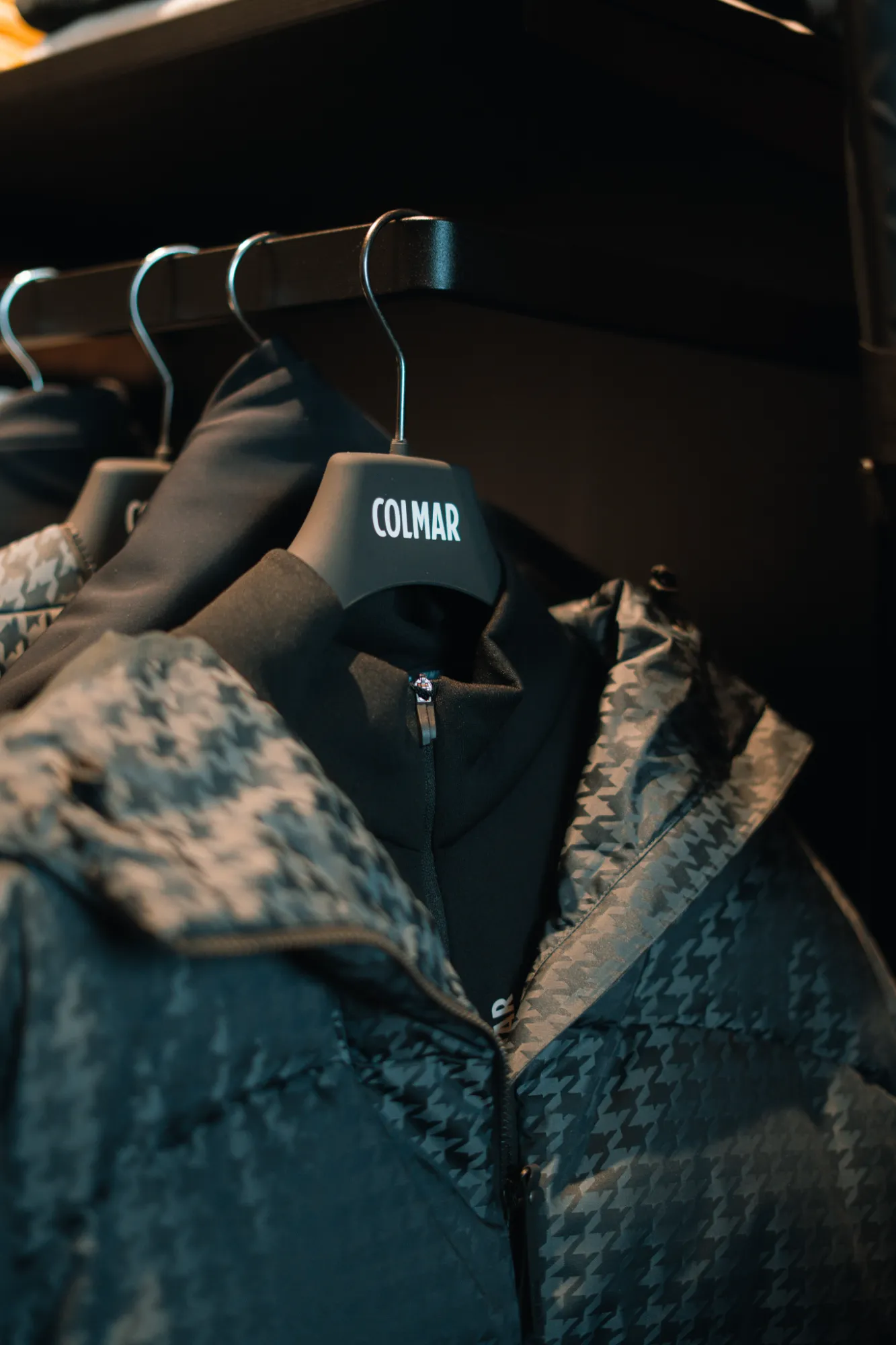 Gros plan sur une veste à motif pied-de-poule Colmar, °F7 Courchevel