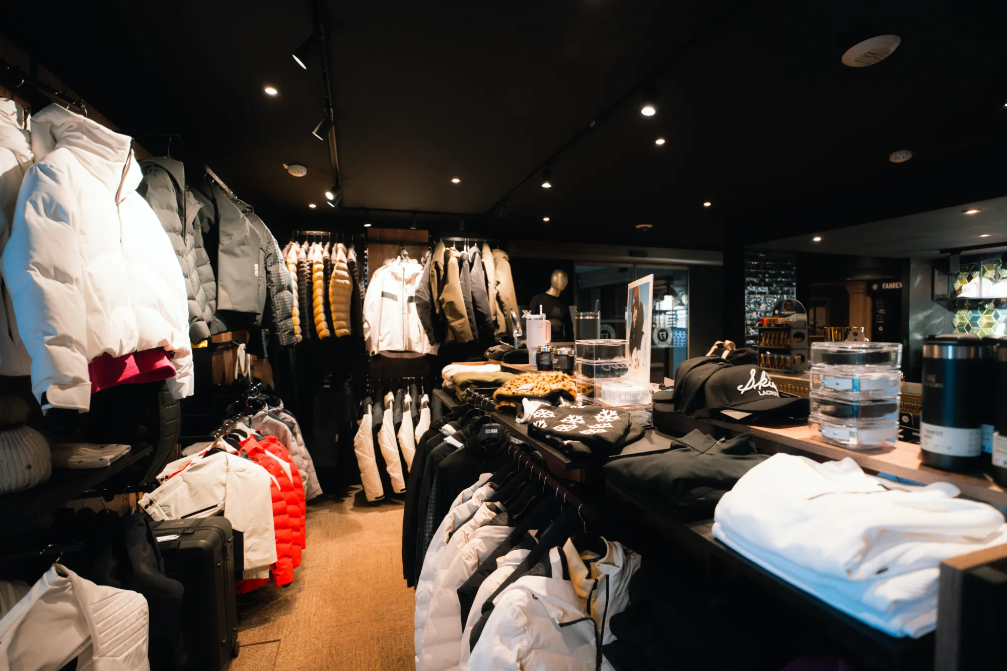Intérieur de la boutique avec portants de vêtements, Ski Boutique °F7 Courchevel