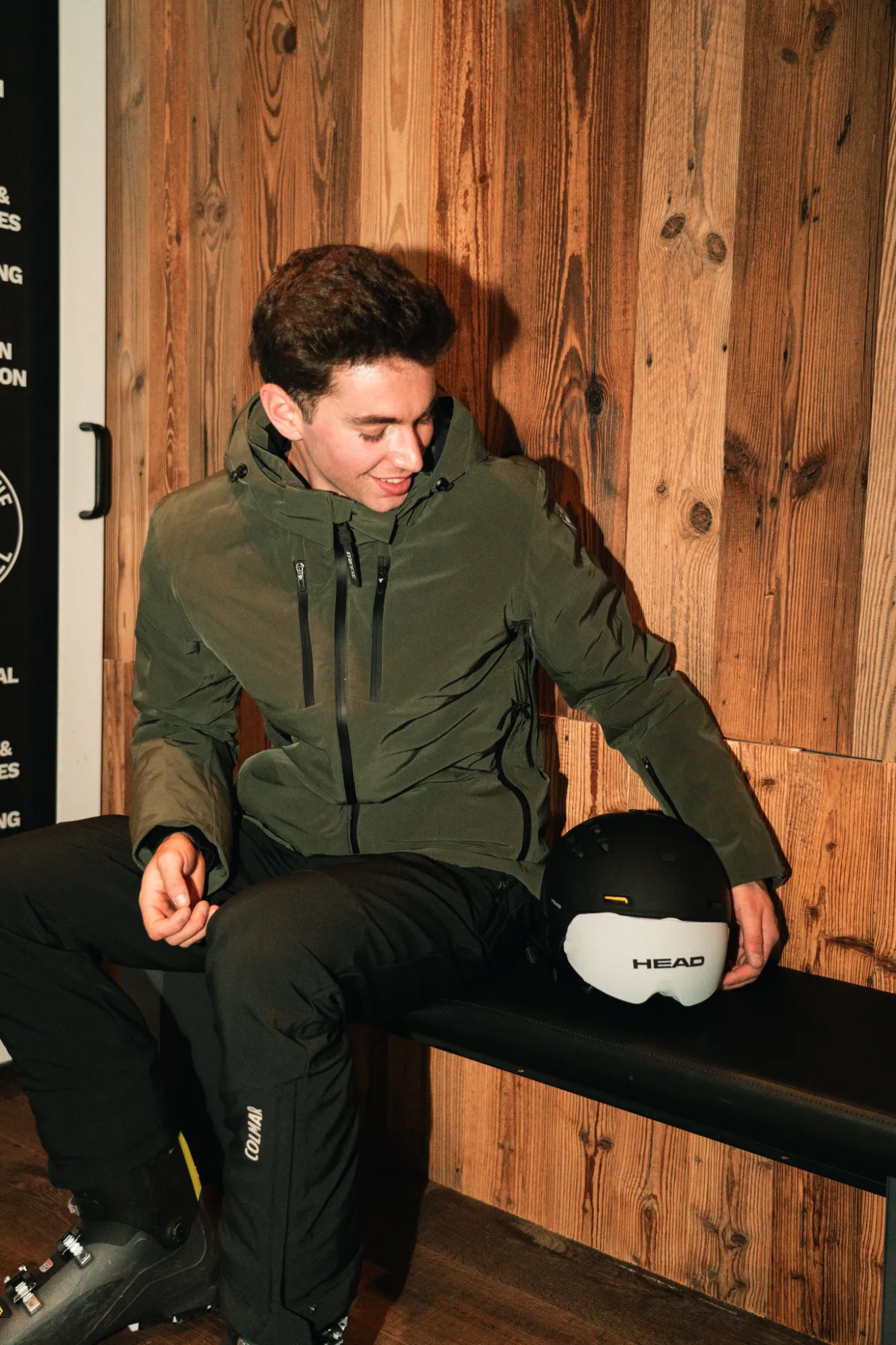 Homme en veste de ski verte et casque, °F7 Courchevel