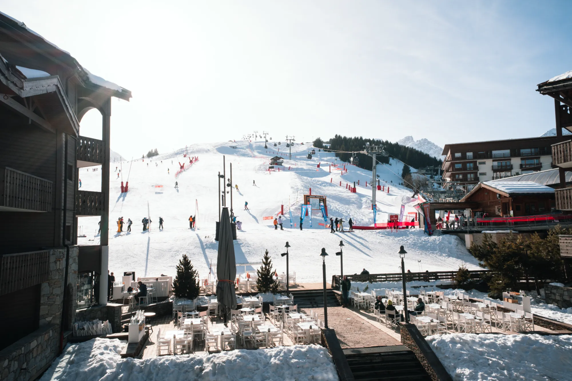 Vue sur les pistes depuis la terrasse de la station, °F7 Courchevel