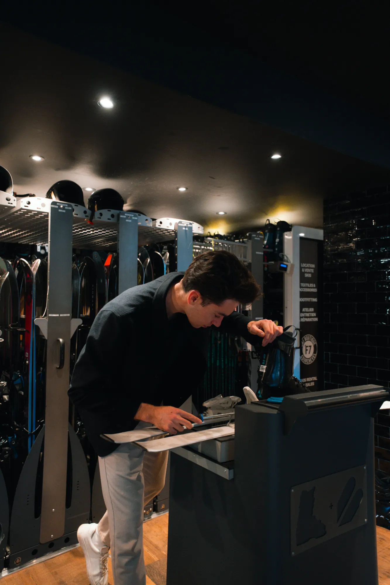 Technicien ski réglant des chaussures, Ski Boutique °F7 Courchevel