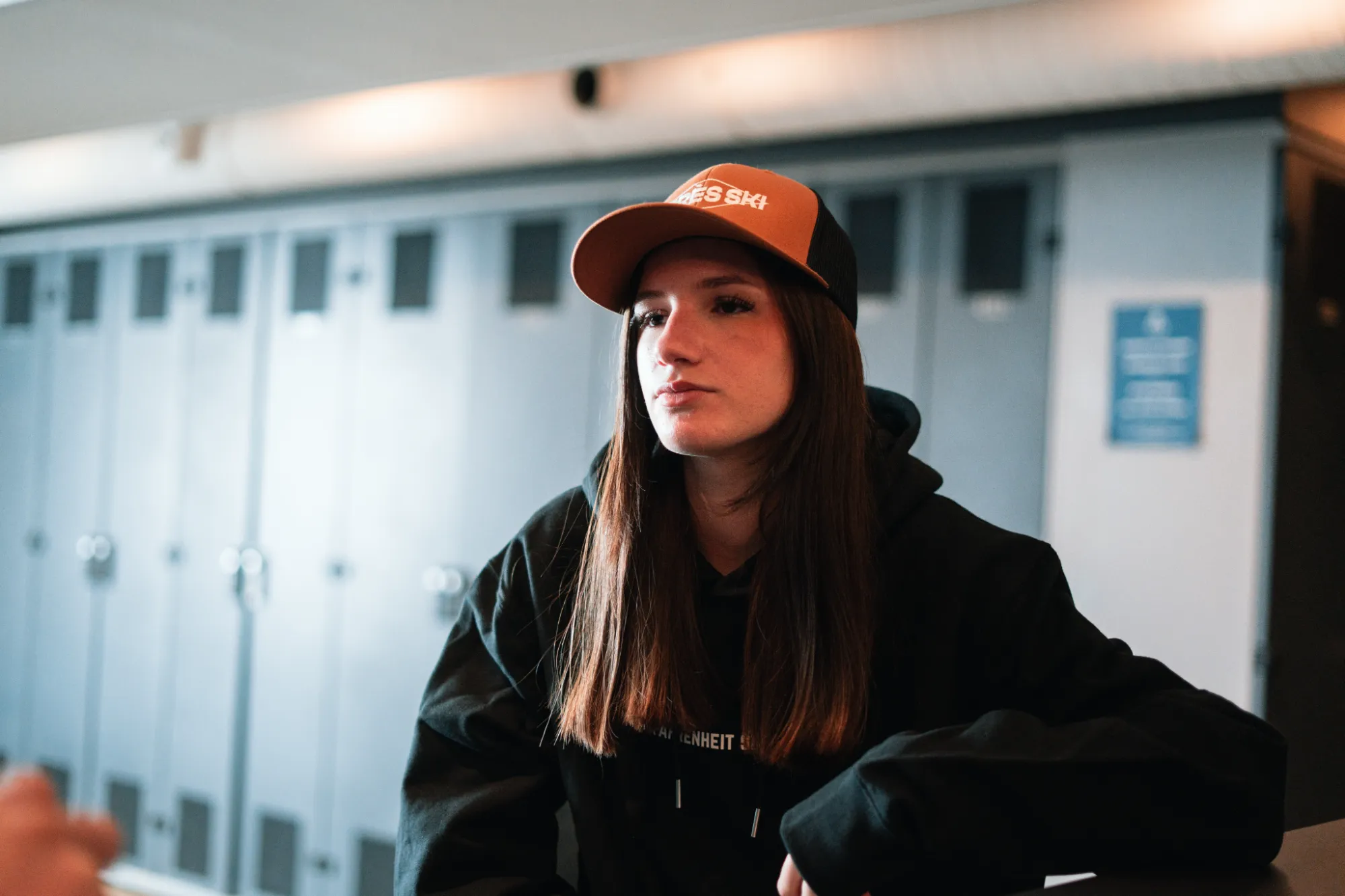 Cliente avec casquette orange dans le vestiaire, °F7 Courchevel
