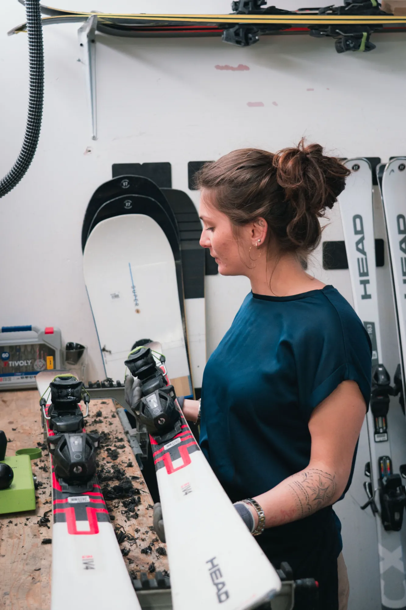 Technicienne ski au travail dans l'atelier, Ski Boutique °F7 Courchevel