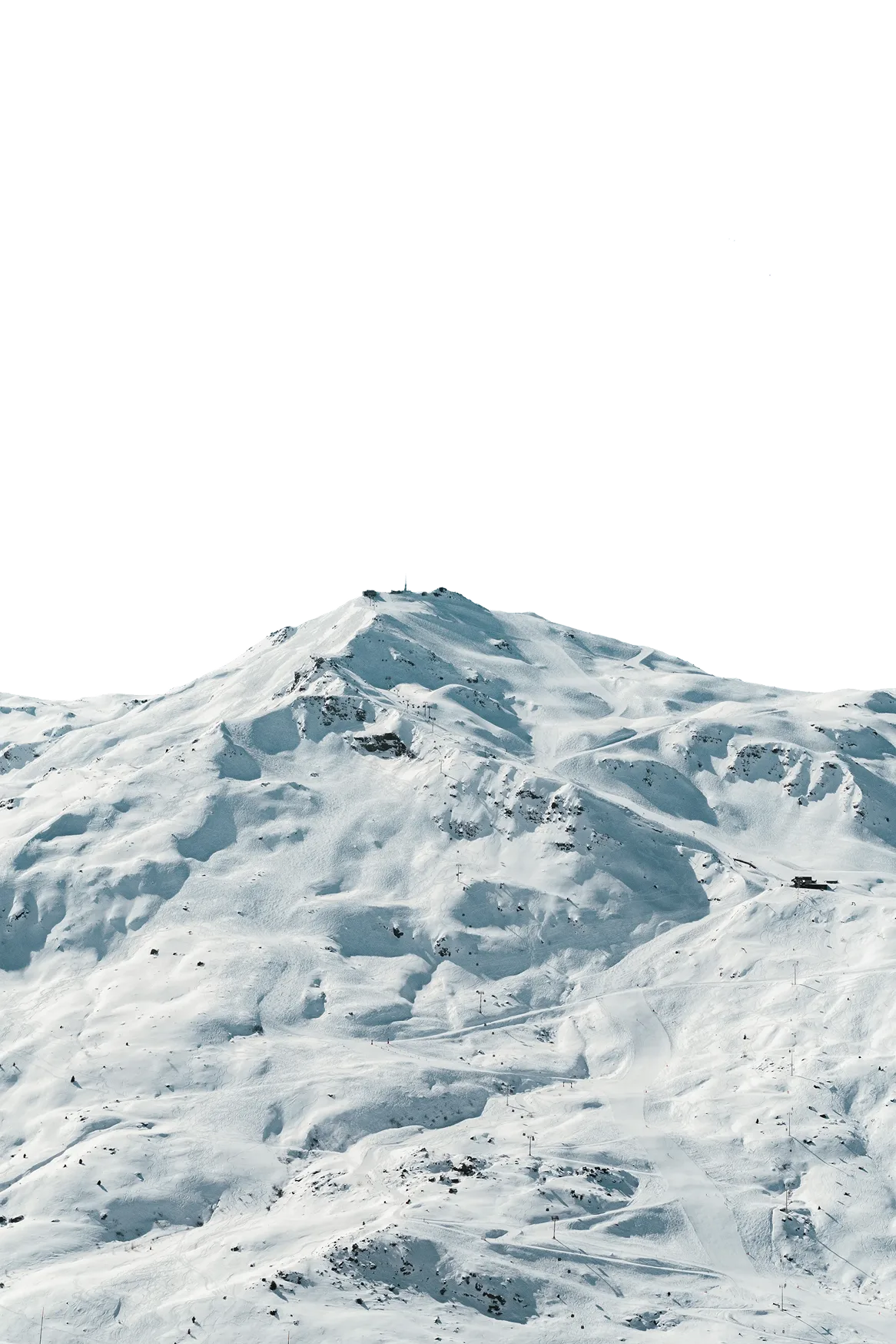 Montagne enneigée avec pistes de ski visibles et quelques installations de remontées mécaniques sous un ciel clair.