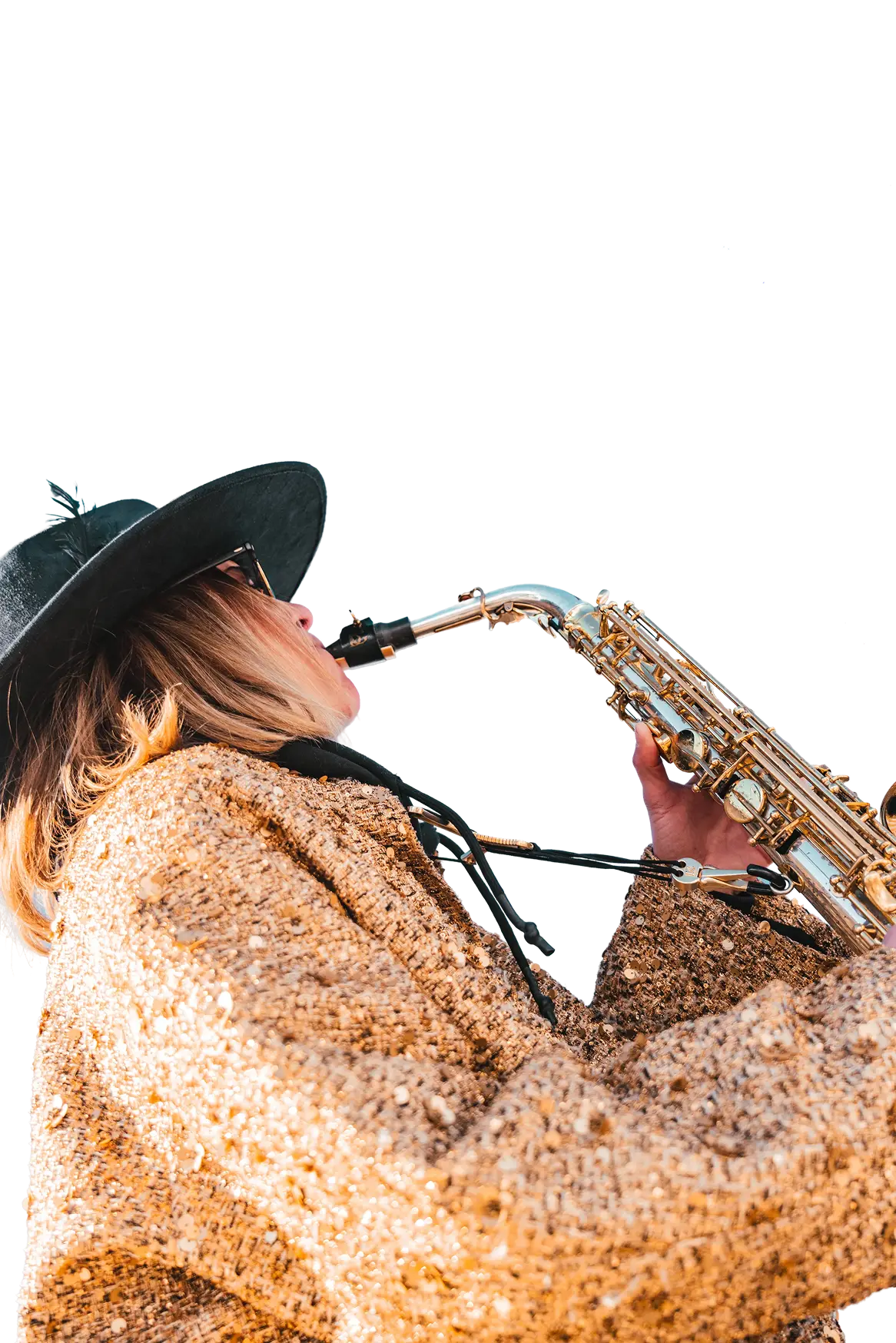 Personne jouant du saxophone alto avec un chapeau noir et une veste marron pailletée.