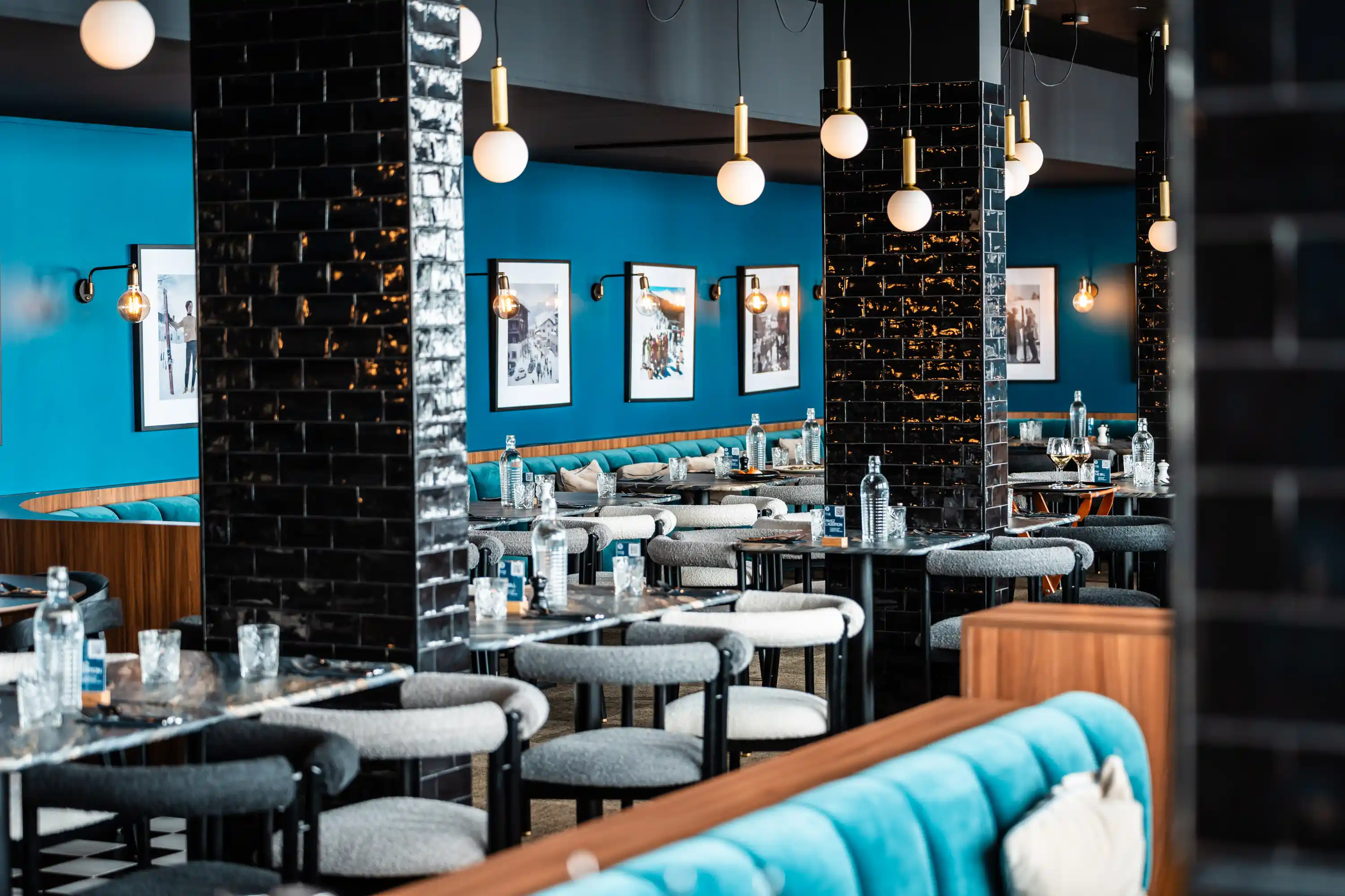 Intérieur du restaurant avec banquettes bleu canard, Fahrenheit Seven Val Thorens