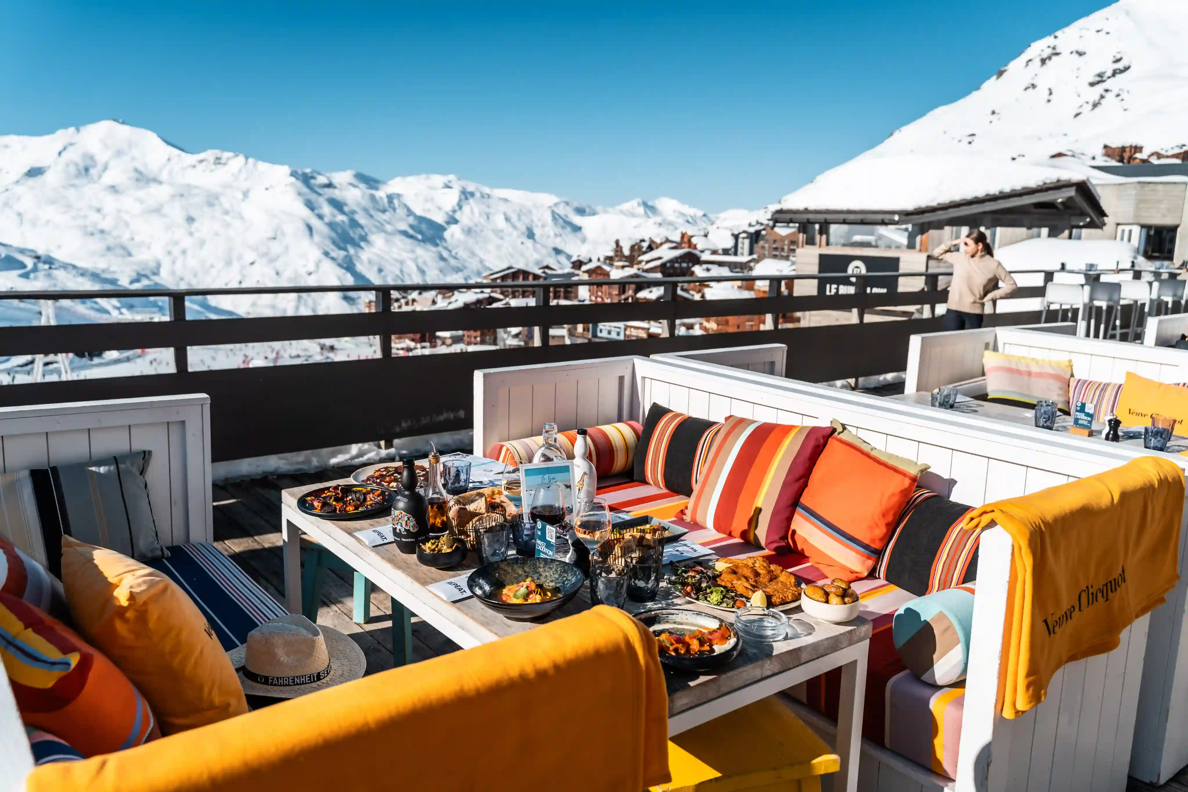 Terrasse en rooftop du restaurant avec vue sur le village et la montagne, Fahrenheit Seven Val Thorens