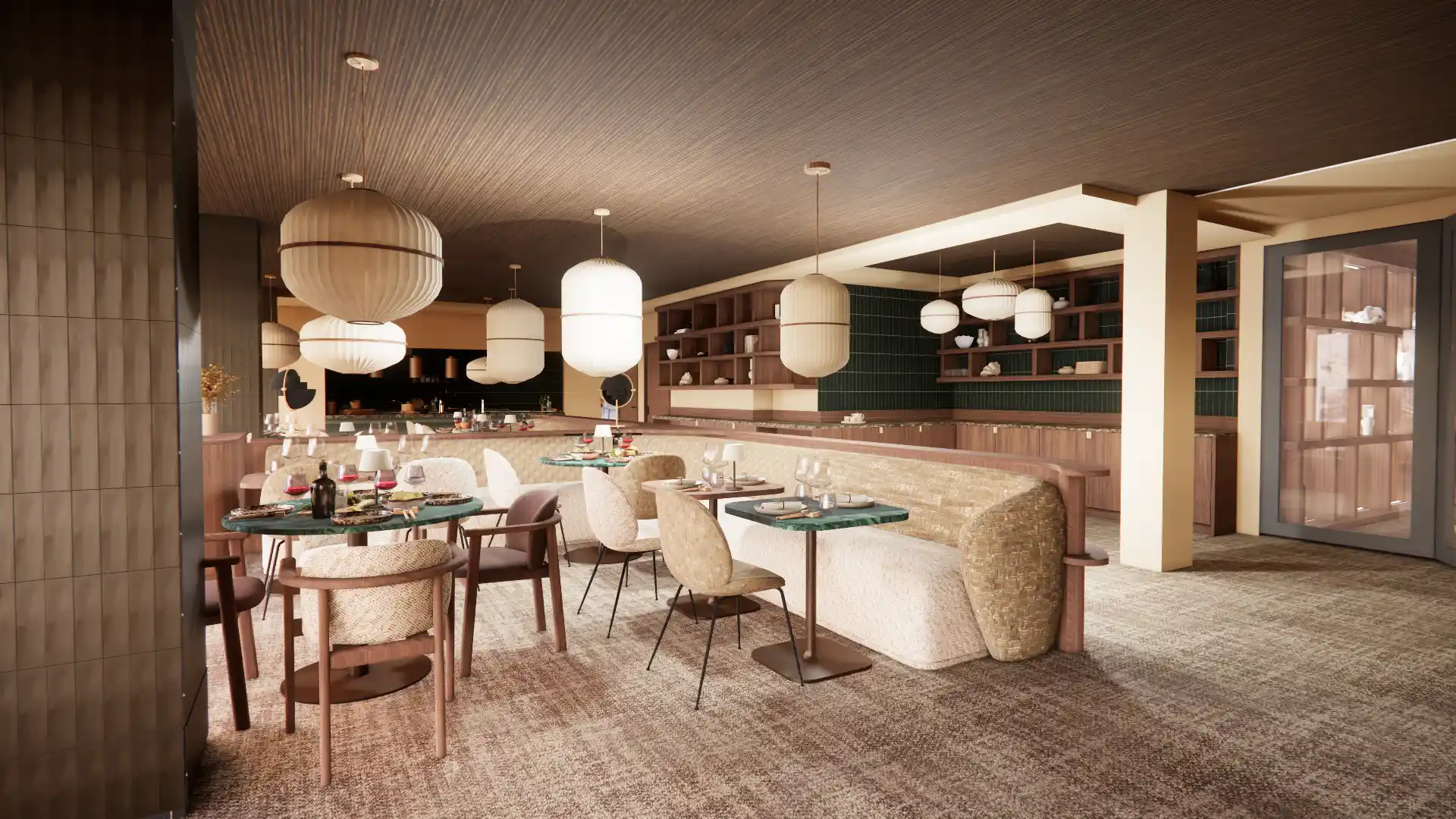 Intérieur d'un restaurant moderne avec tables rondes en verre vert, chaises en tissu beige et bois, banquette longue couverte de tissu ton naturel, grandes suspensions blanches de forme variée, étagères en bois ouvertes, mur carrelé vert foncé et sol recouvert de moquette beige.