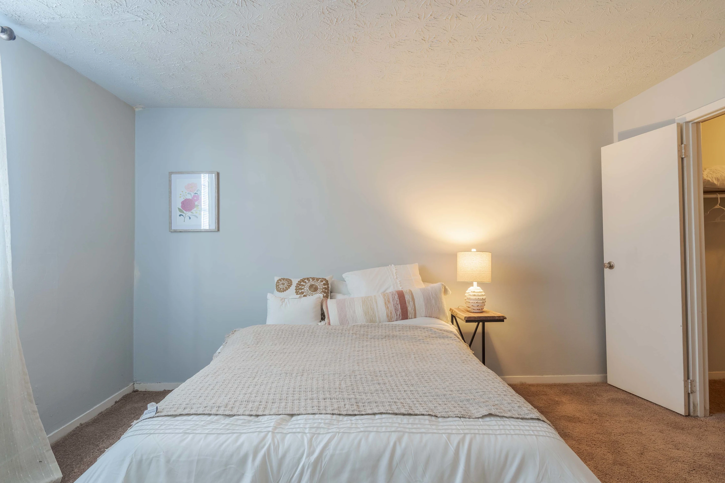 Bedroom wth large bed