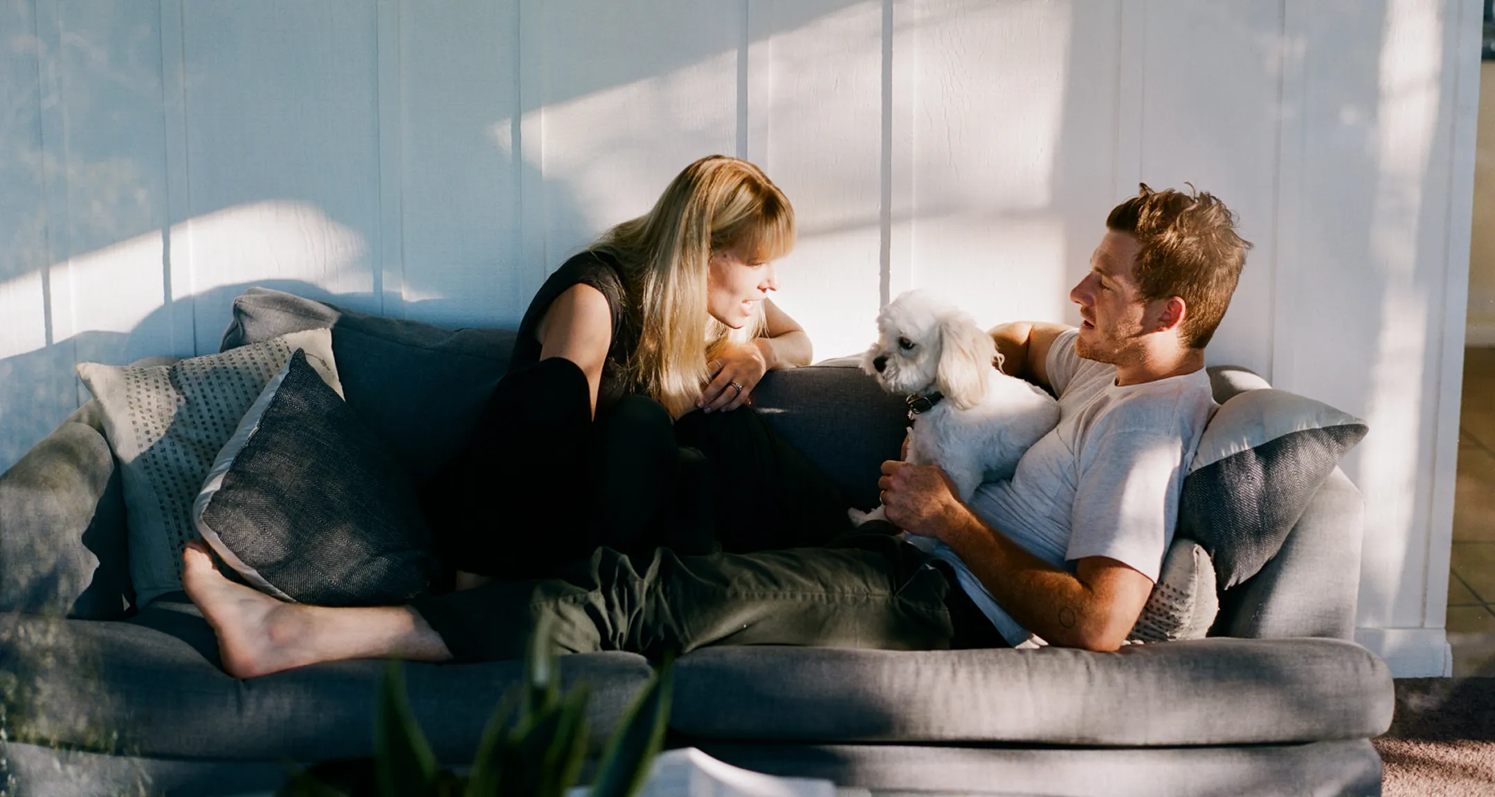 Un couple détendu dans le canapé de son nouvel appartement