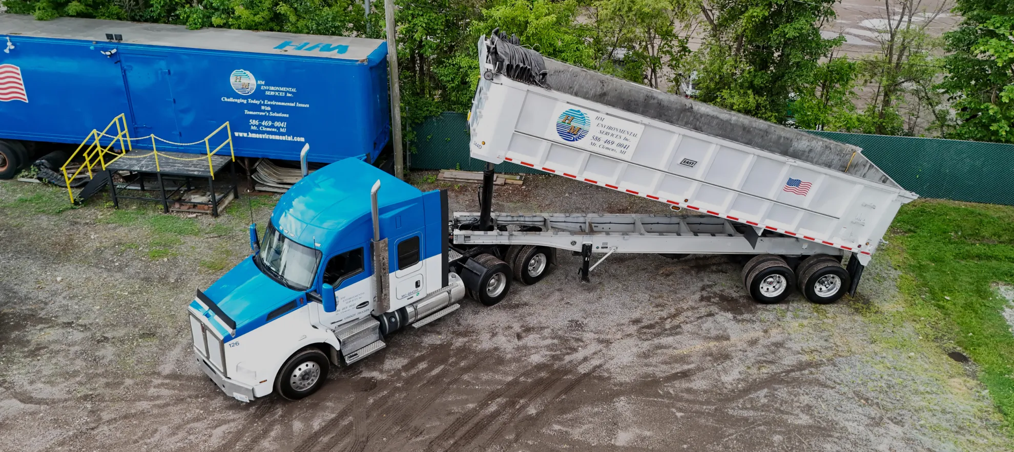 hm dump truck with trailer lifted up