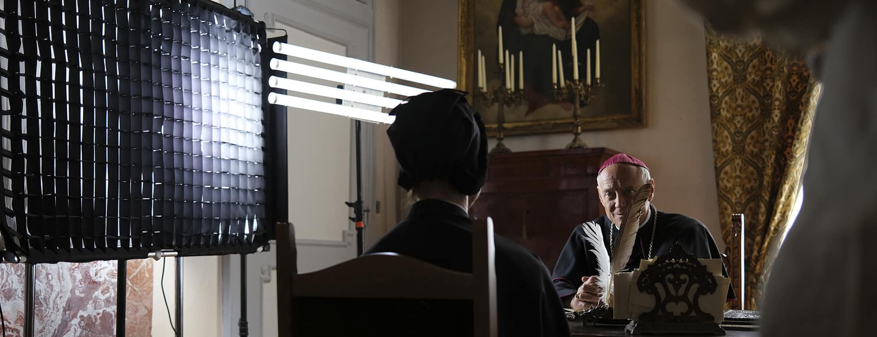 Un set cinema con l'attrezzatura segnalata