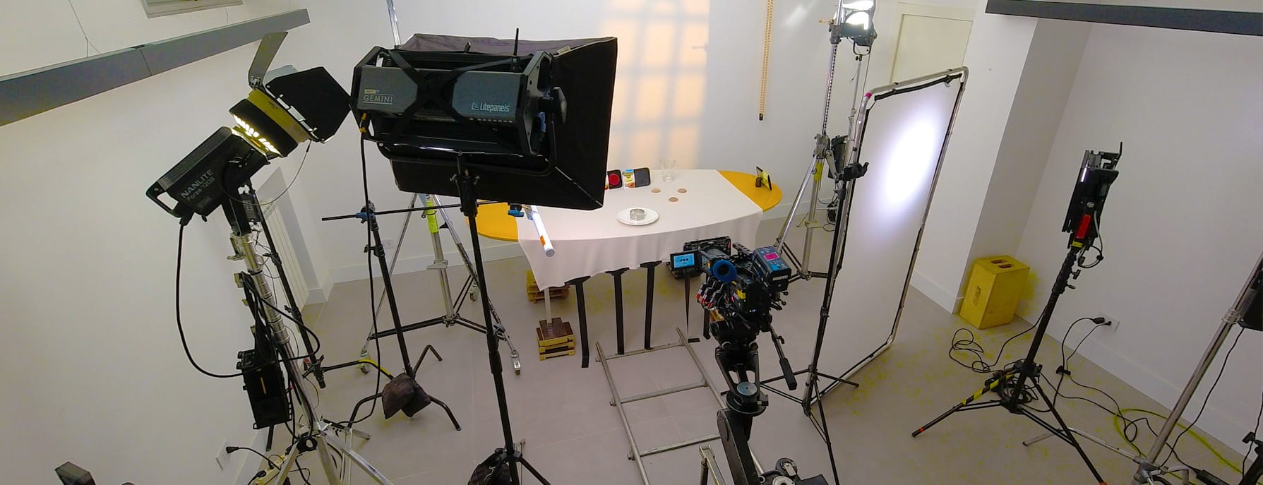 Un set commercial con l'attrezzatura segnalata