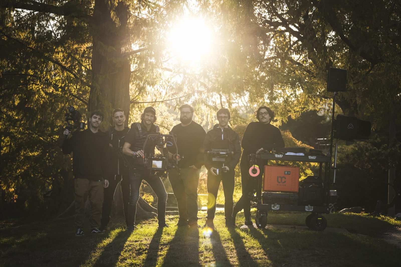 La troupe LMC.Vision in controluce sul set