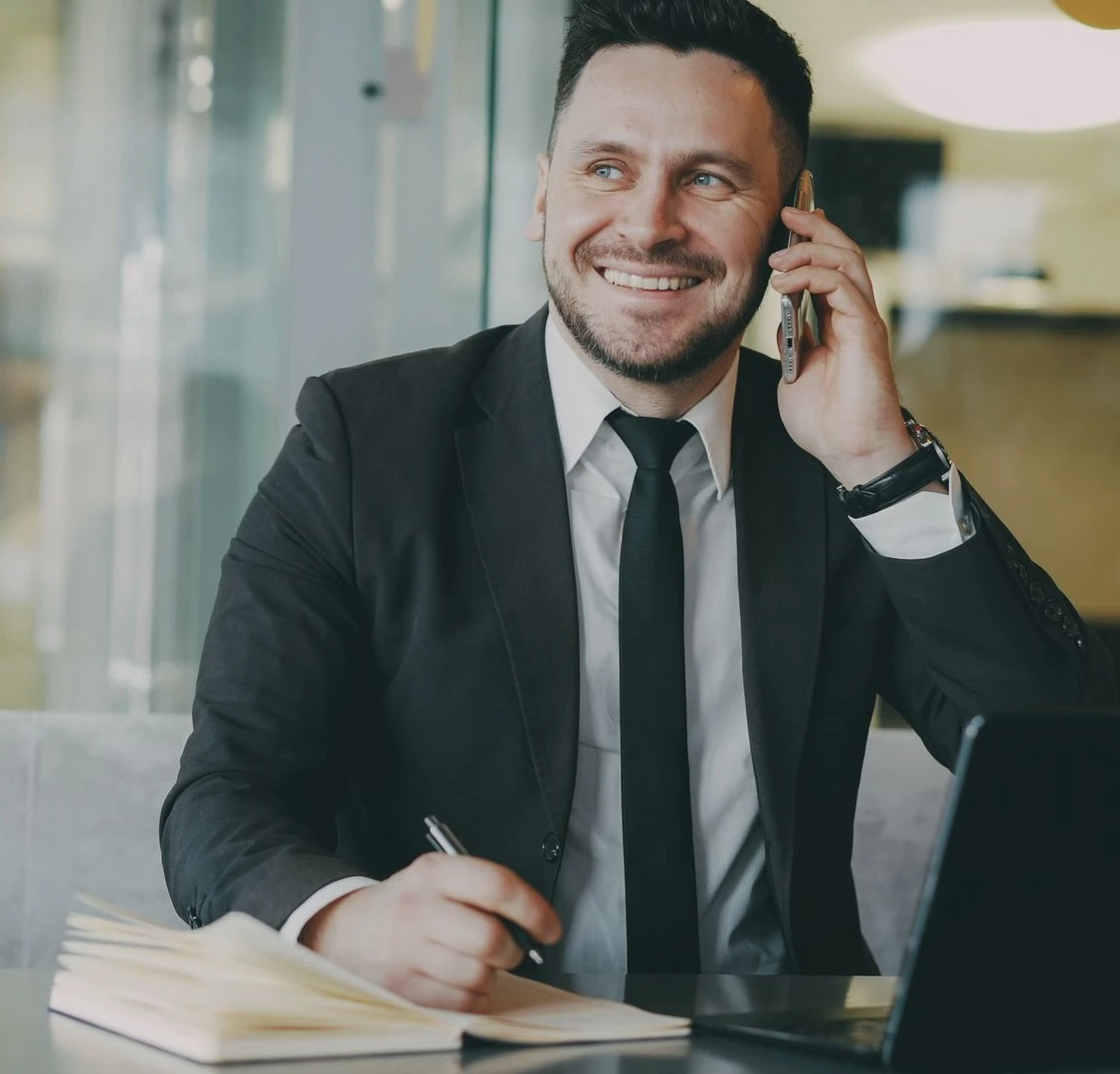 courtier souriant au téléphone