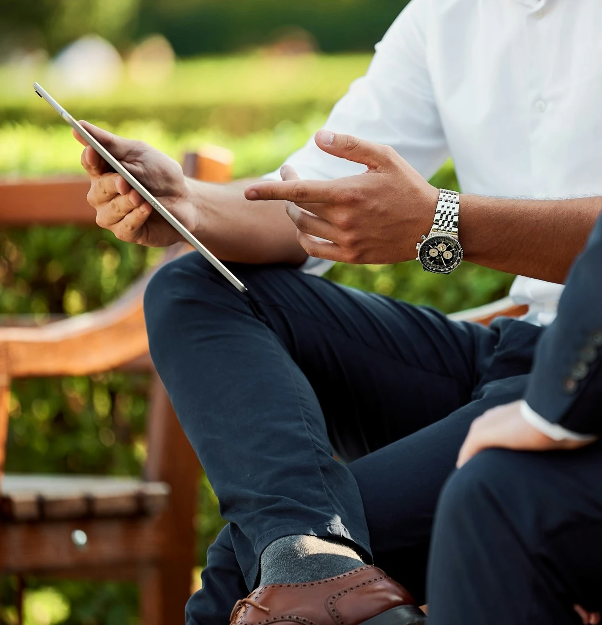 deux hommes avec une tablette