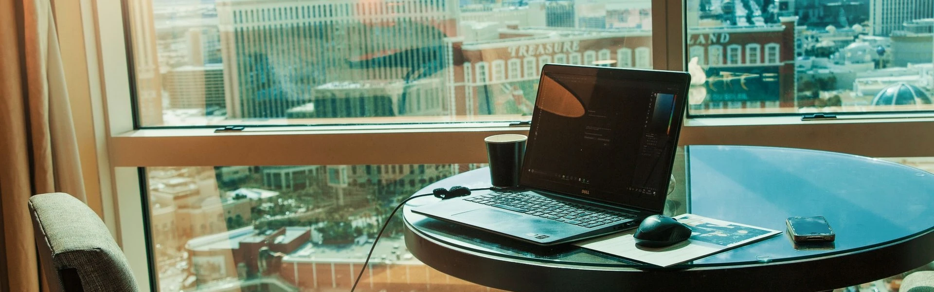 ordinateur portable avec vue urbaine