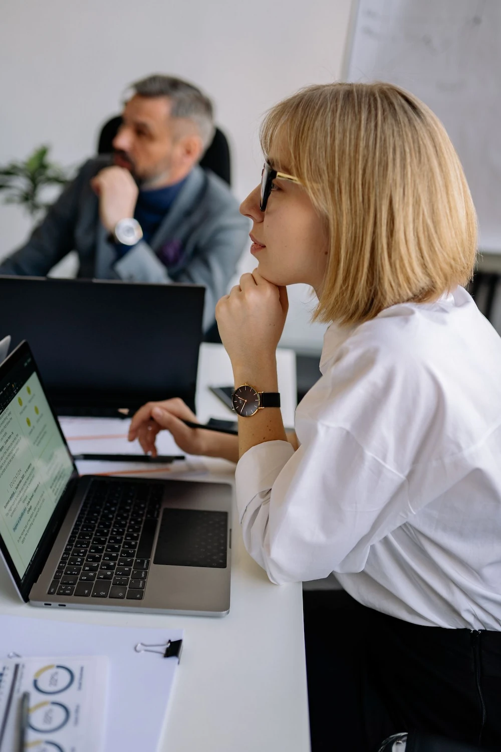 femme chef d'entreprise dans un bureau