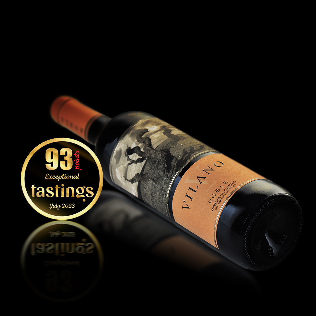 Botella tumbada de Vilano Roble, D.O. Ribera del Duero, con el sello dorado de 93 puntos Exceptional de Tastings de julio de 2023